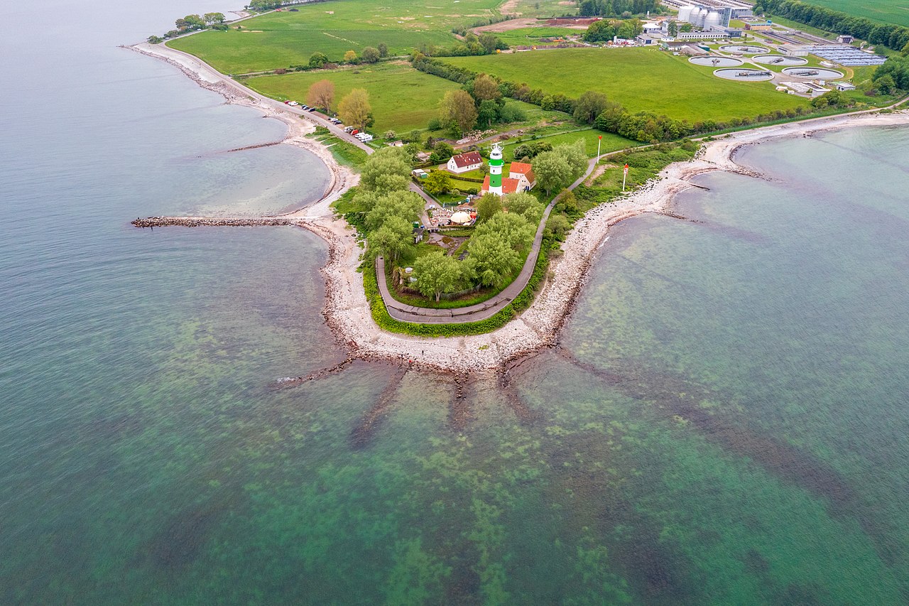 Luftaufnahem von einem Leuchtturm an der Küste