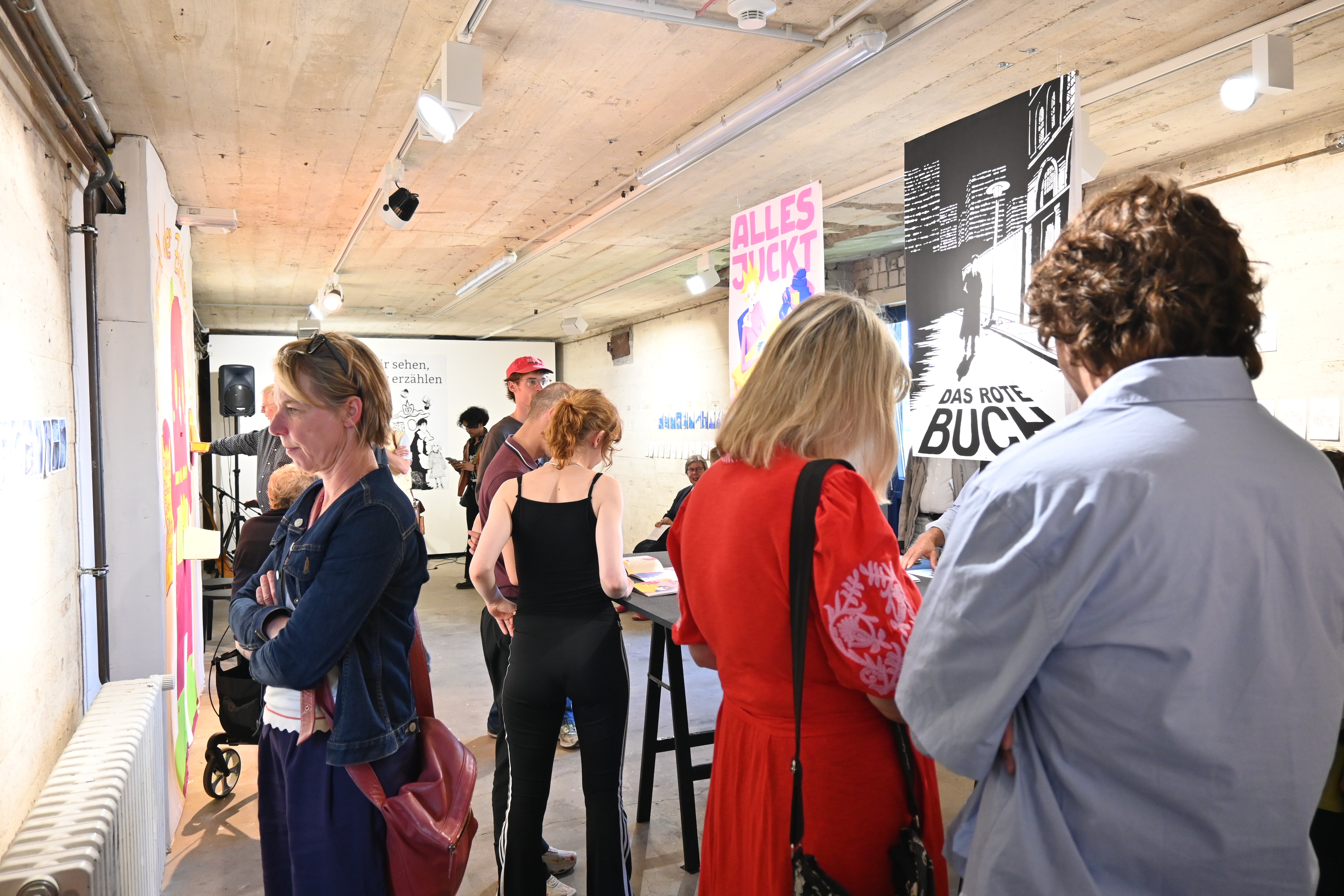 Menschen schauen Kunstwerke an