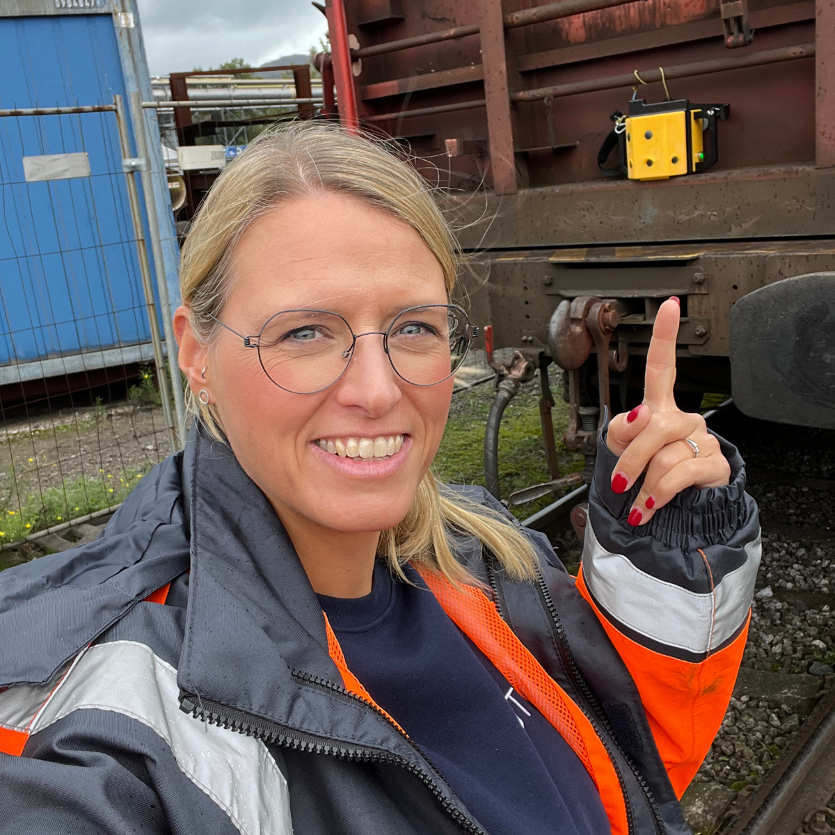 Als Chief Growth Officer verantwortet Babette Müller-Reichenwallner den Aufbau von Vertrieb und Marketing für ein autonomes Fahrerassistenzsystem für Züge. Als Chief Growth Officer verantwortet Babette Müller-Reichenwallner den Aufbau von Vertrieb und Marketing für ein autonomes Fahrerassistenzsystem für Züge.