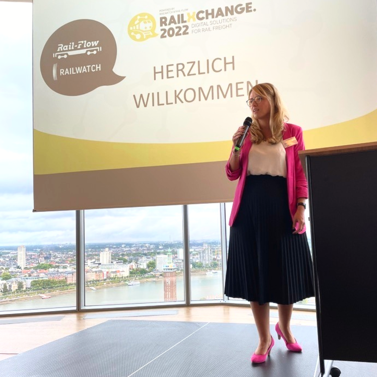 Babette Müller-Reichenwallner spricht auf einem Event. Babette Müller-Reichenwallner spricht auf einem Event.