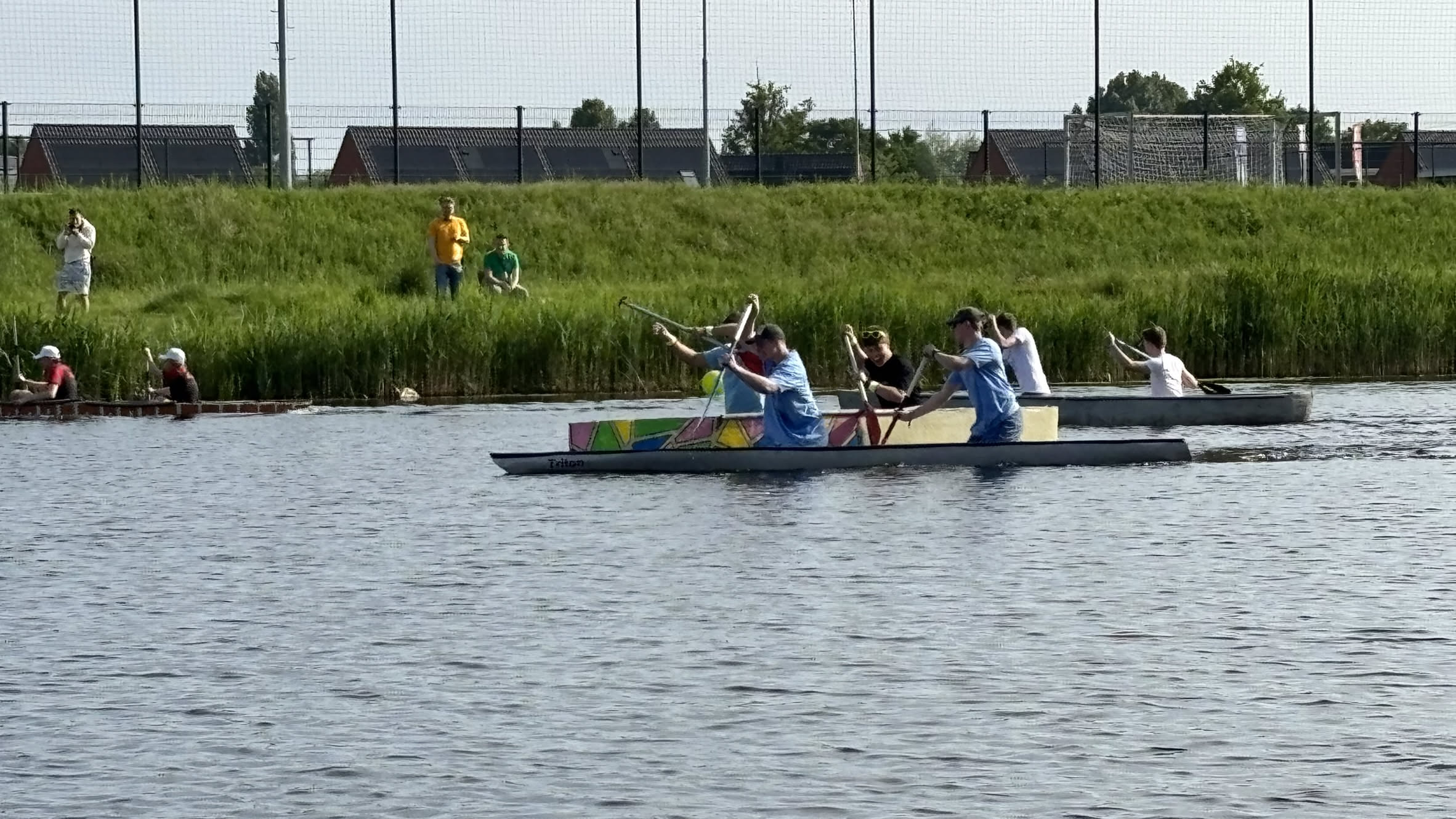 Betonkanus auf dem Wasser