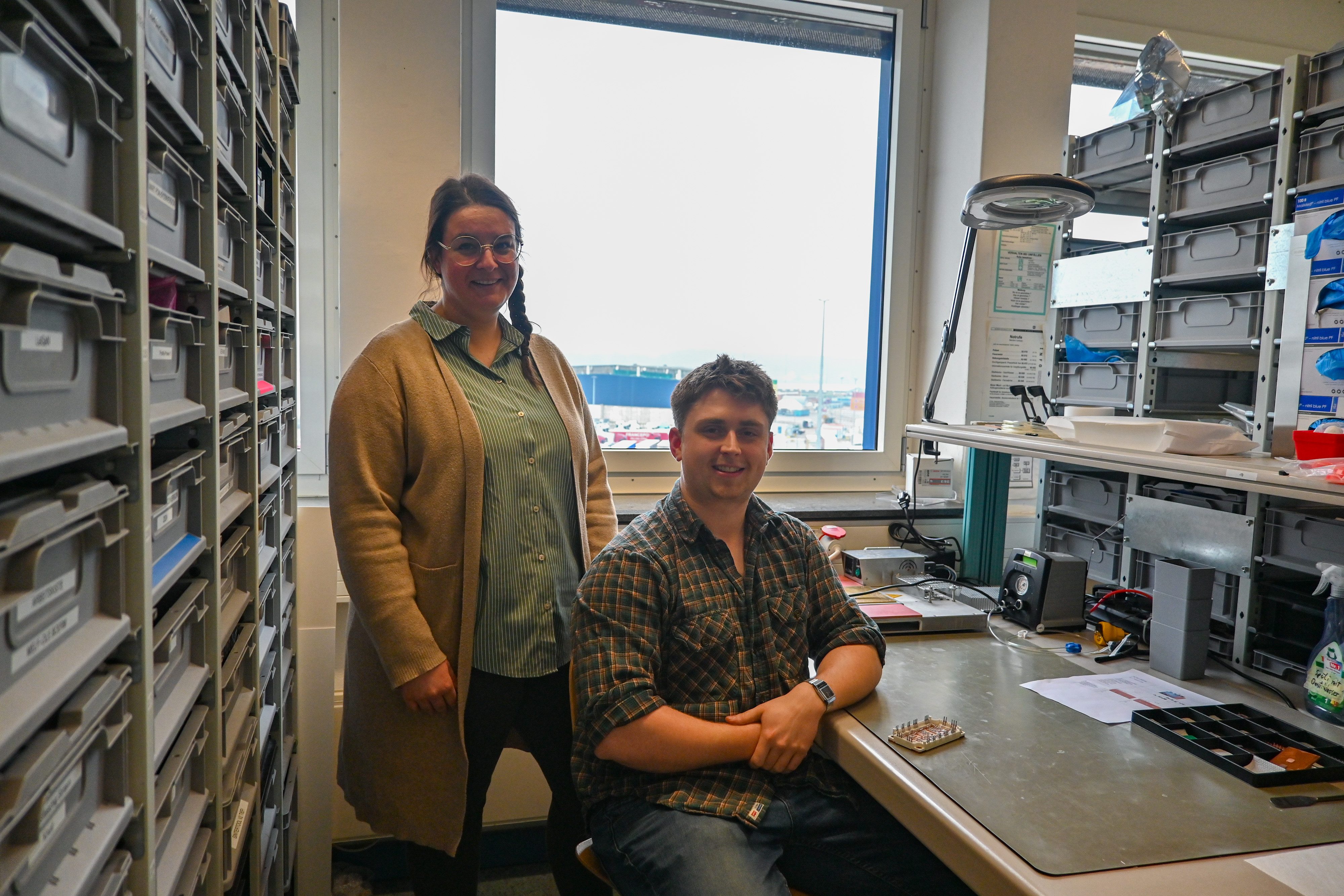 Prof. Dr.-Ing. Aylin Bicakci unterstützt mit ihrem Team Arne Iskra bei seiner Forschung.