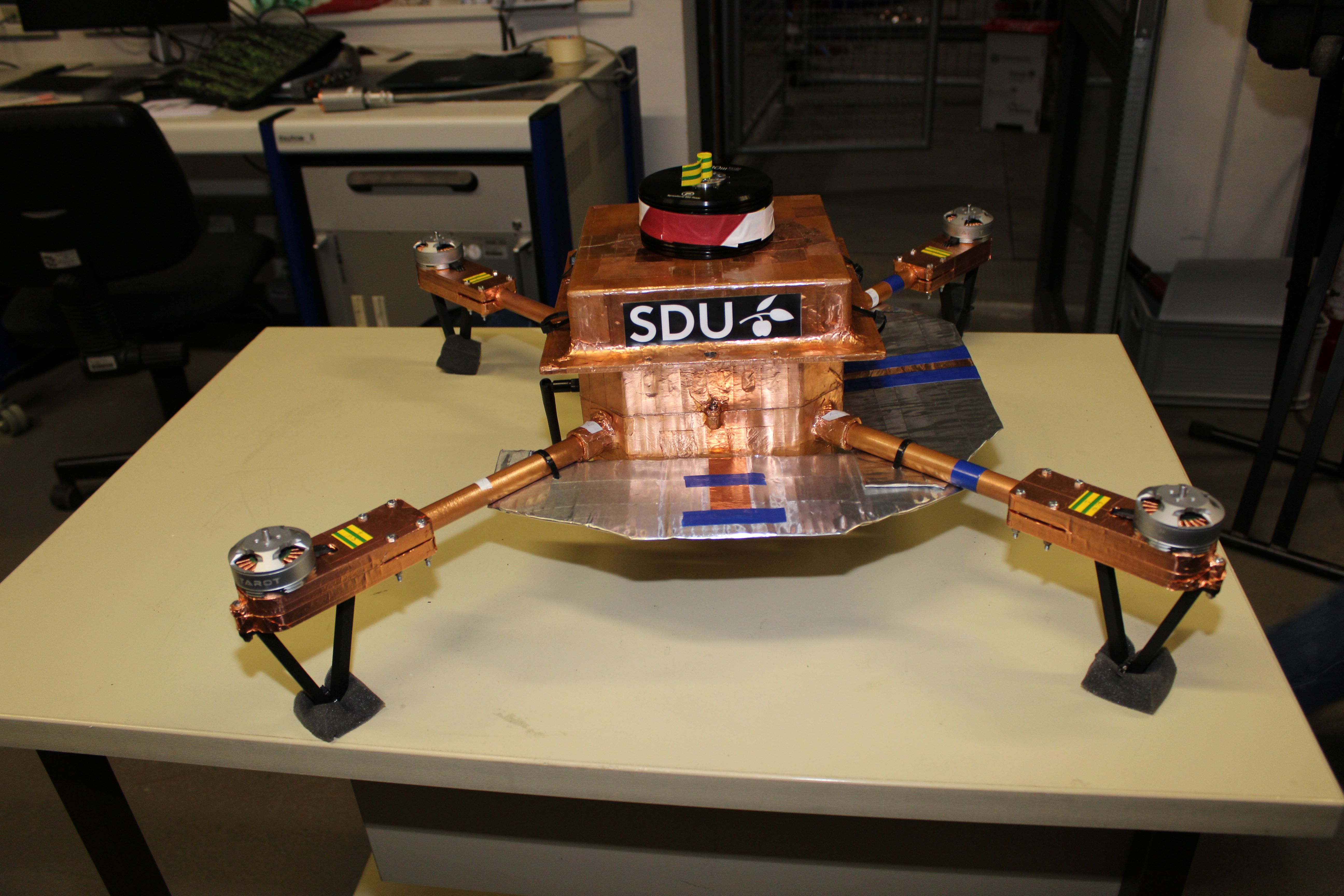 eine mit Kupfer ummantelte Drohne auf einem Tisch