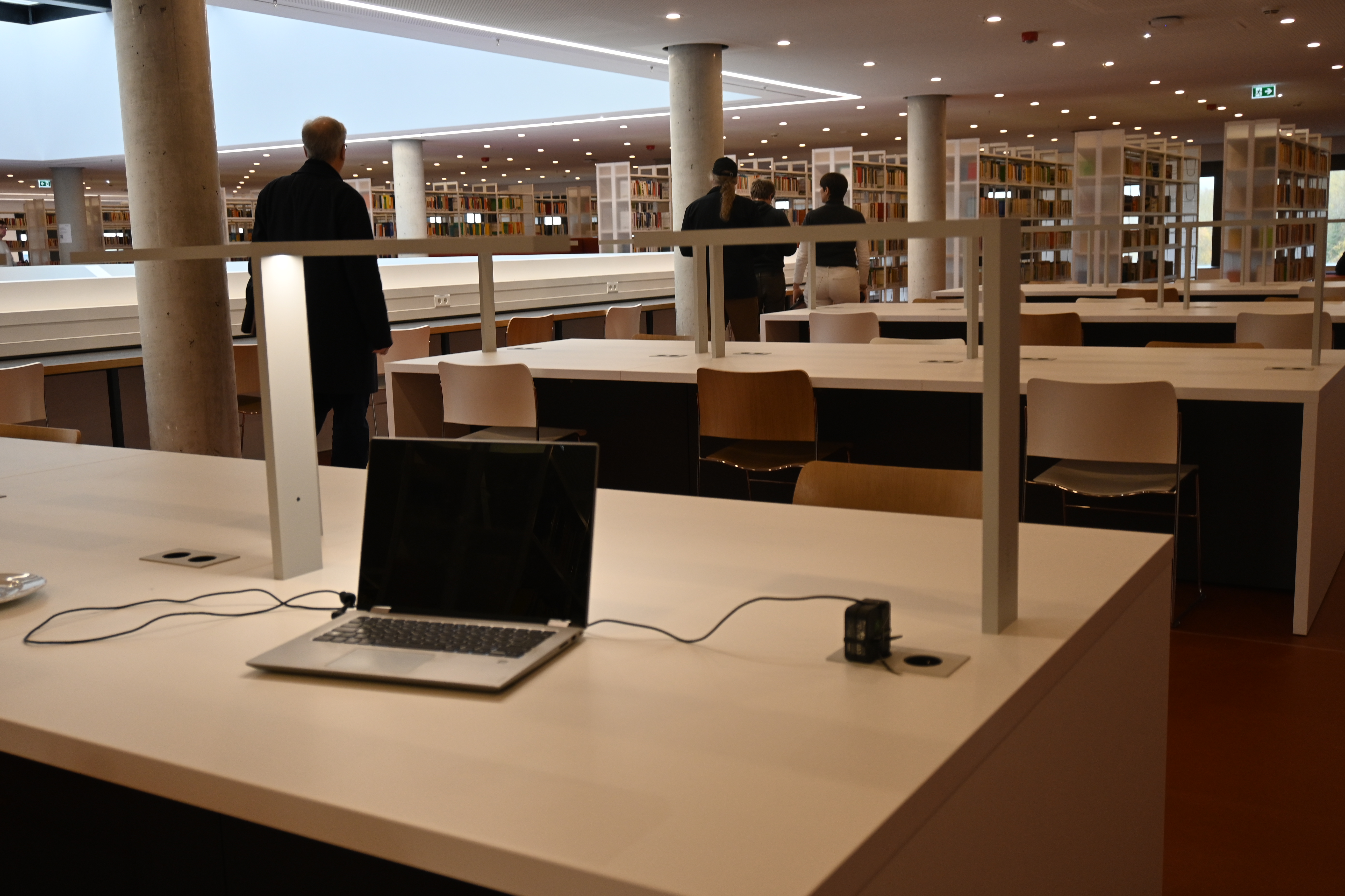 Blick auf einen Arbeitsplatz mit Laptop in der Bibliothek der HAW Kiel, die sich im Lerndock23 befindet