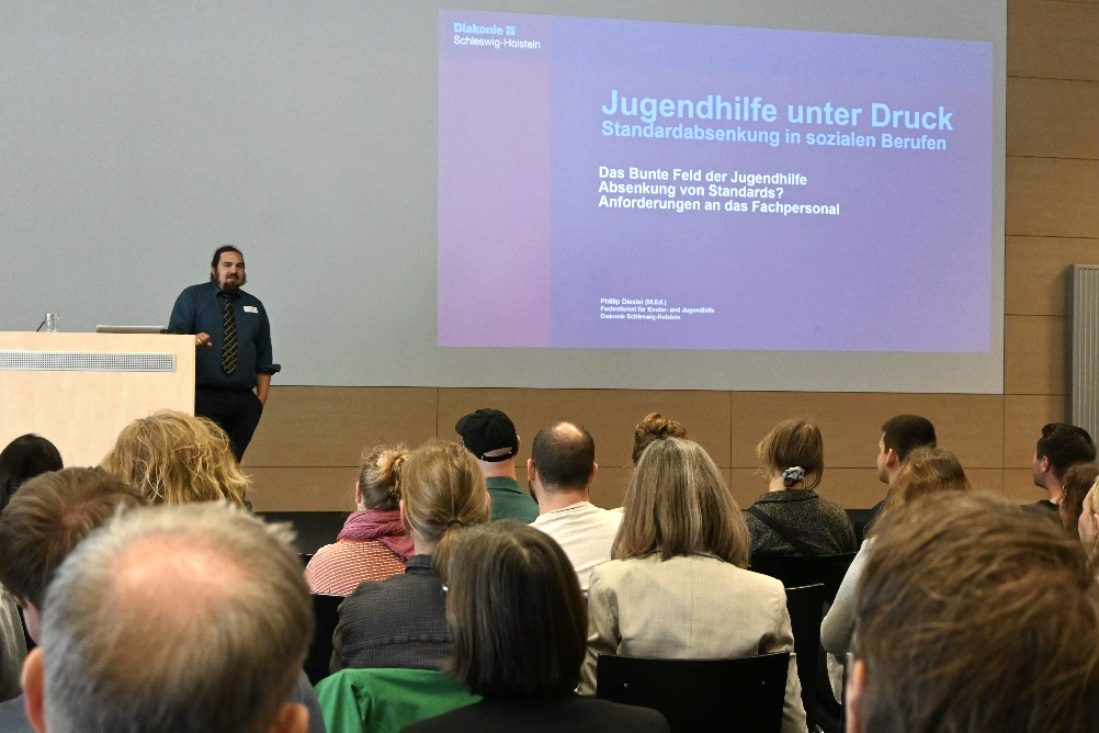 Ein Mann vor einem Auditorium