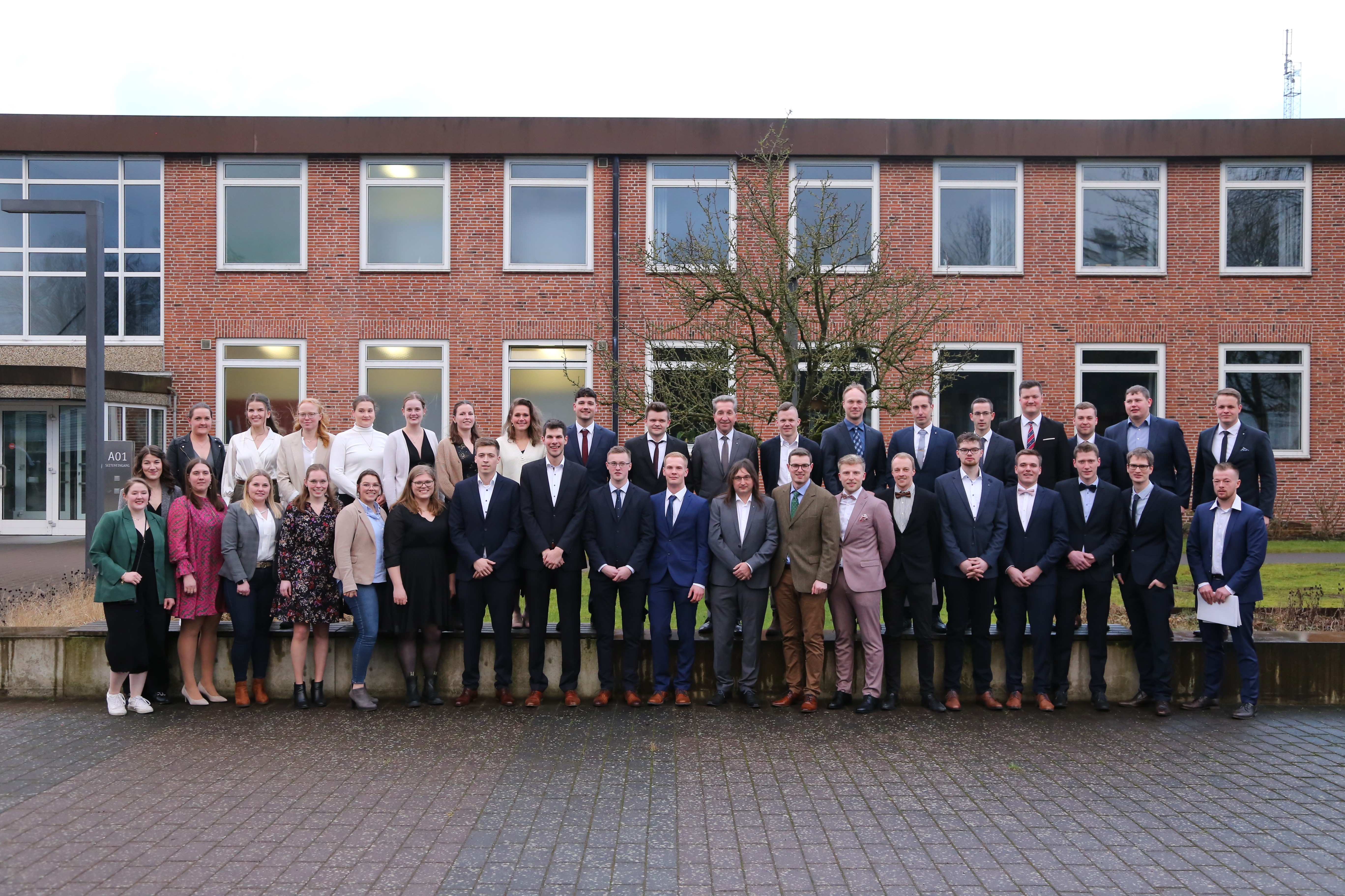 Die Bachelor-Absolventinnen und Absolventen des Wintersemesters 2024 am Fachbereich Agrarwirtschaft der FH Kiel in Osterrönfeld.