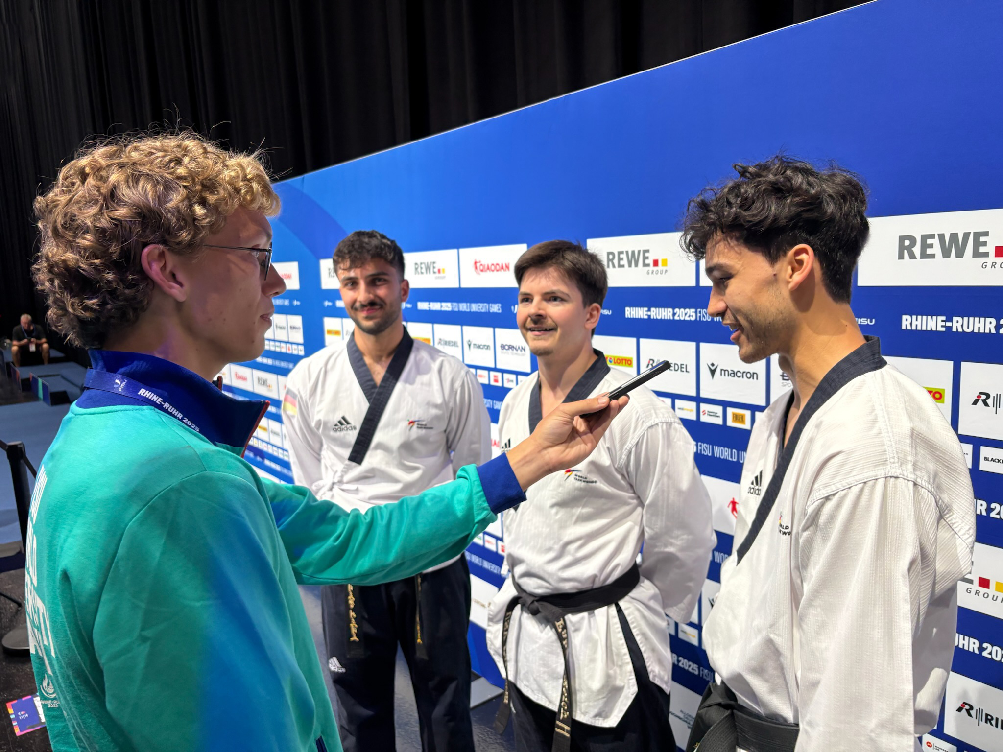 Der Blick in glückliche Gesichter: Ken-Levan Jordt (r.) beim Interview mit seinen Teampartnern. Der blick in glückliche Gesichter: Ken-Levan Jordt (r.) beim Interview mit seinen Teampartnern.