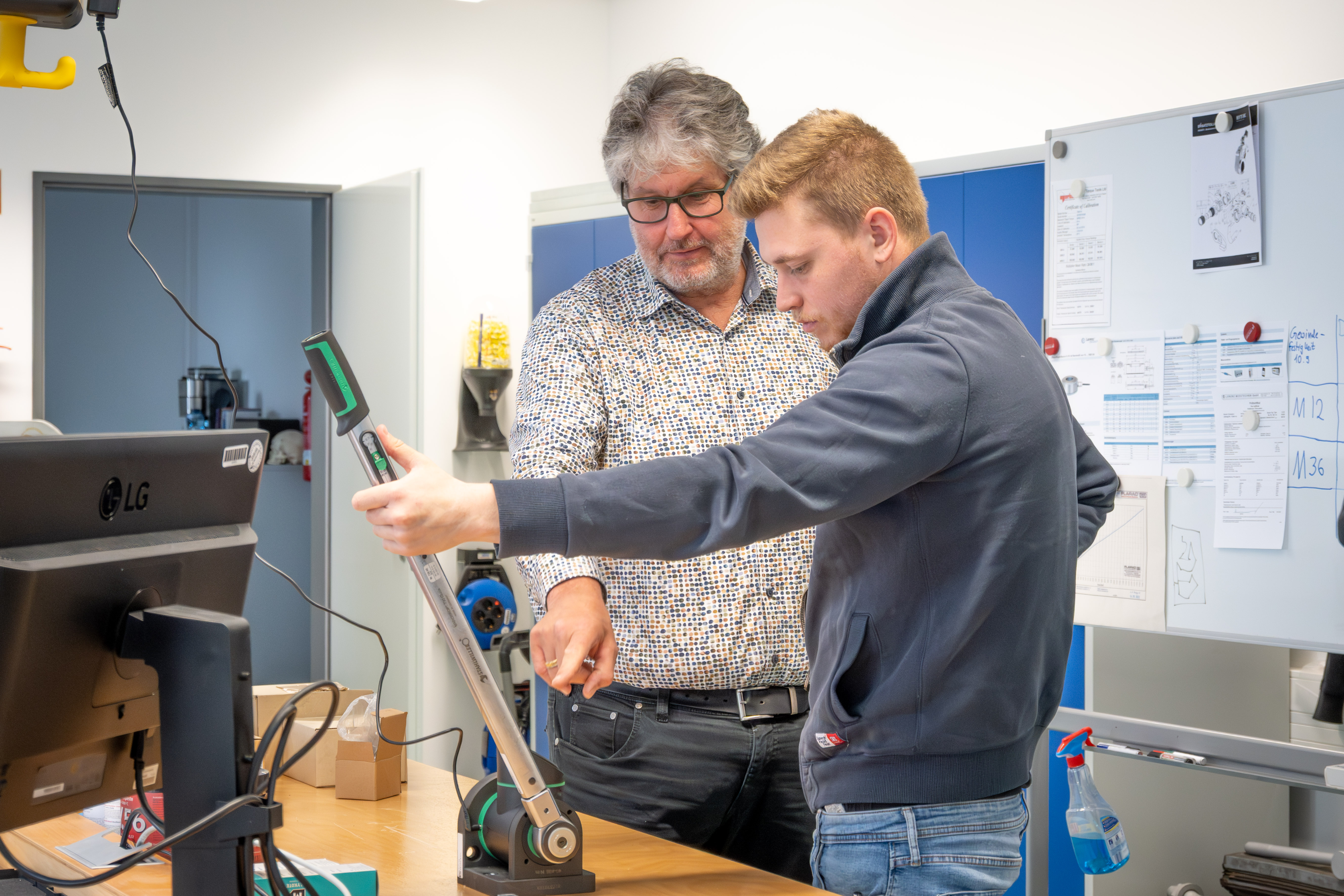 Zwei Männer mit Drehmomentschlüssel