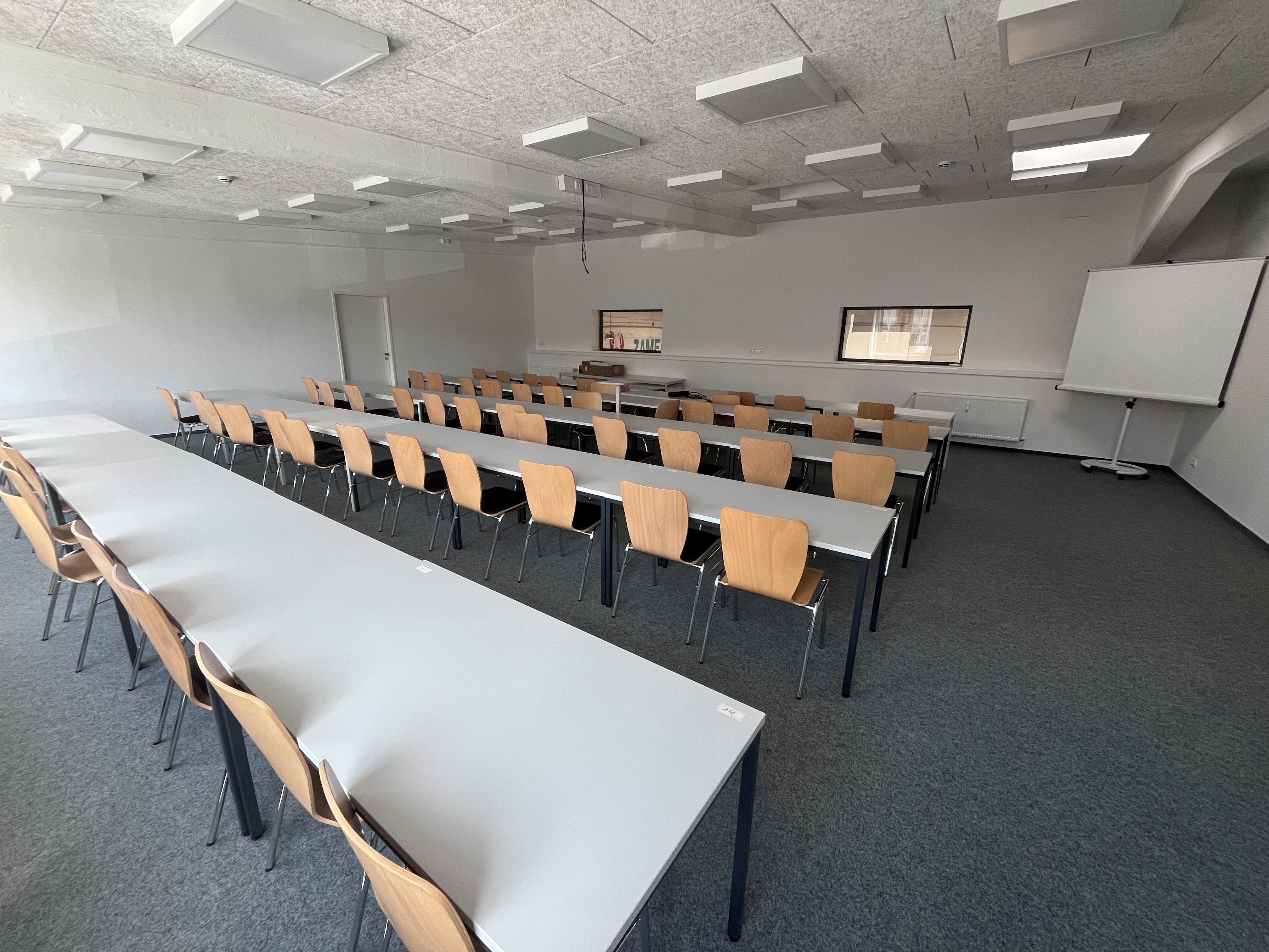 Großer Raum voller Tischreihen an denen Stühle stehen