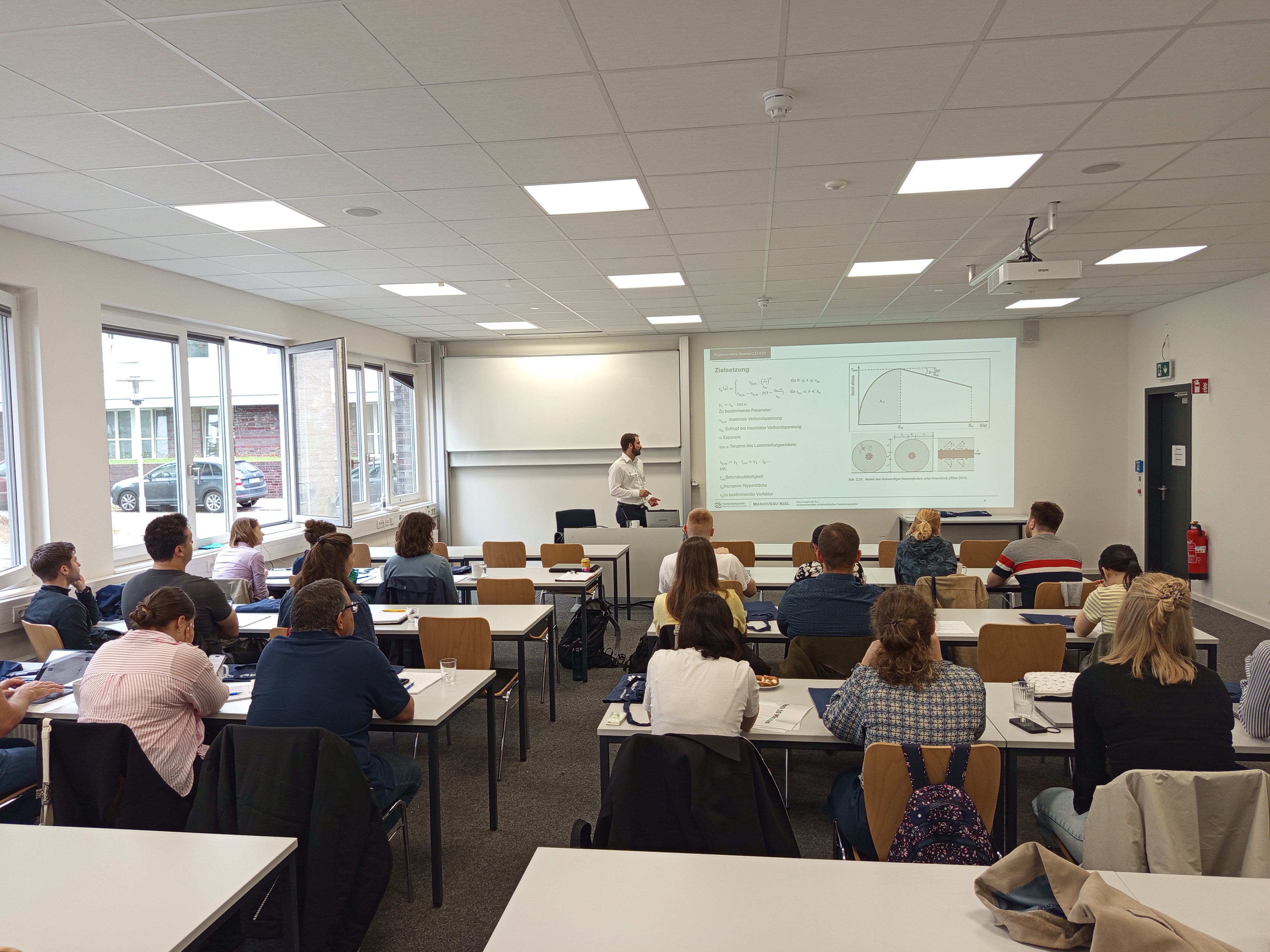 Ein Klassenraum mit Zuhörenden.