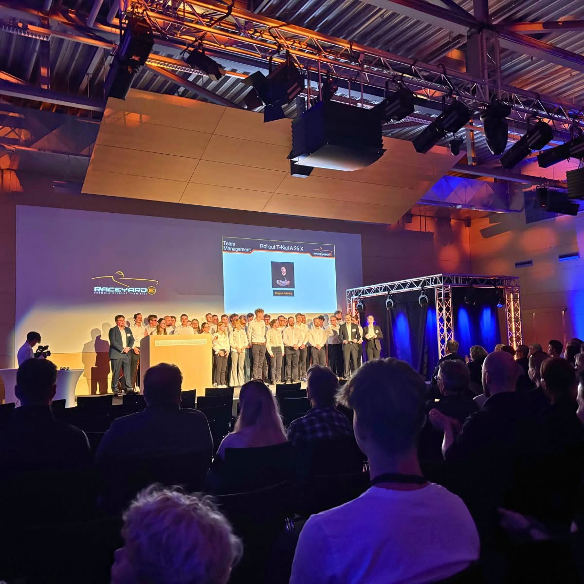 Blick auf die Bühne im voll besetzten Audimax der FH Kiel am Tag des Rollouts 2025 vom Formula Student Team Raceyard.