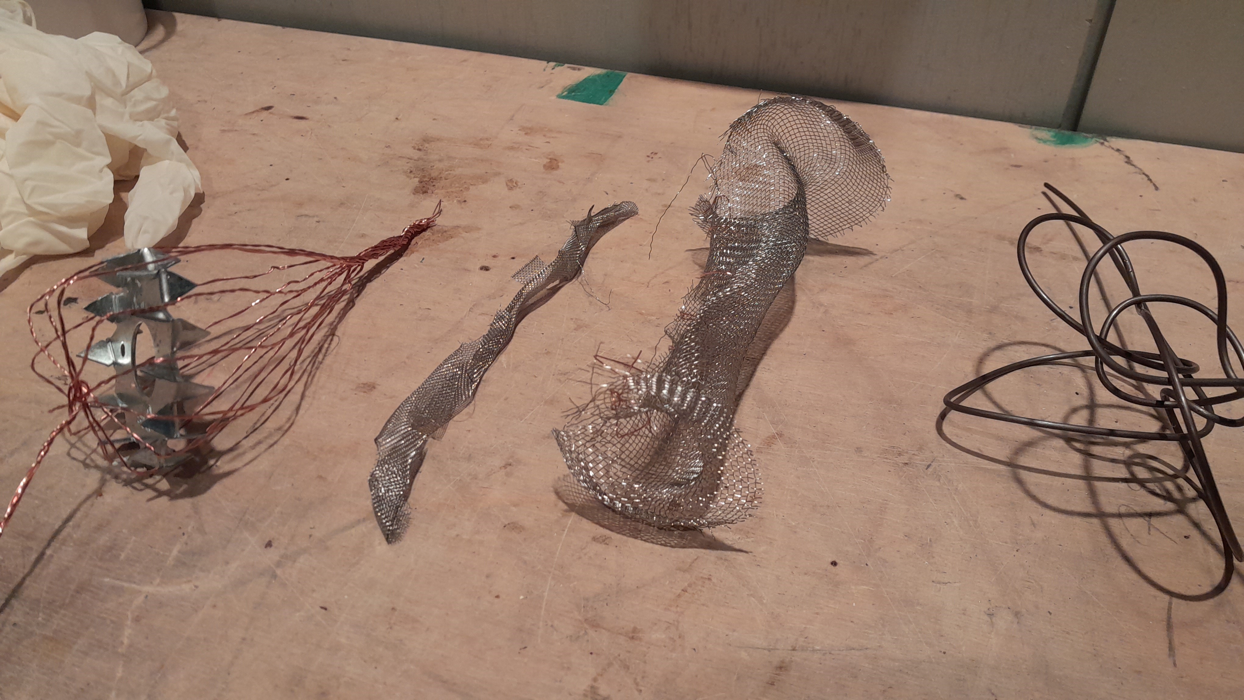 metallische Formen auf einer Holzplatte, die dem Fulgurit beim Wachstum helfen sollen