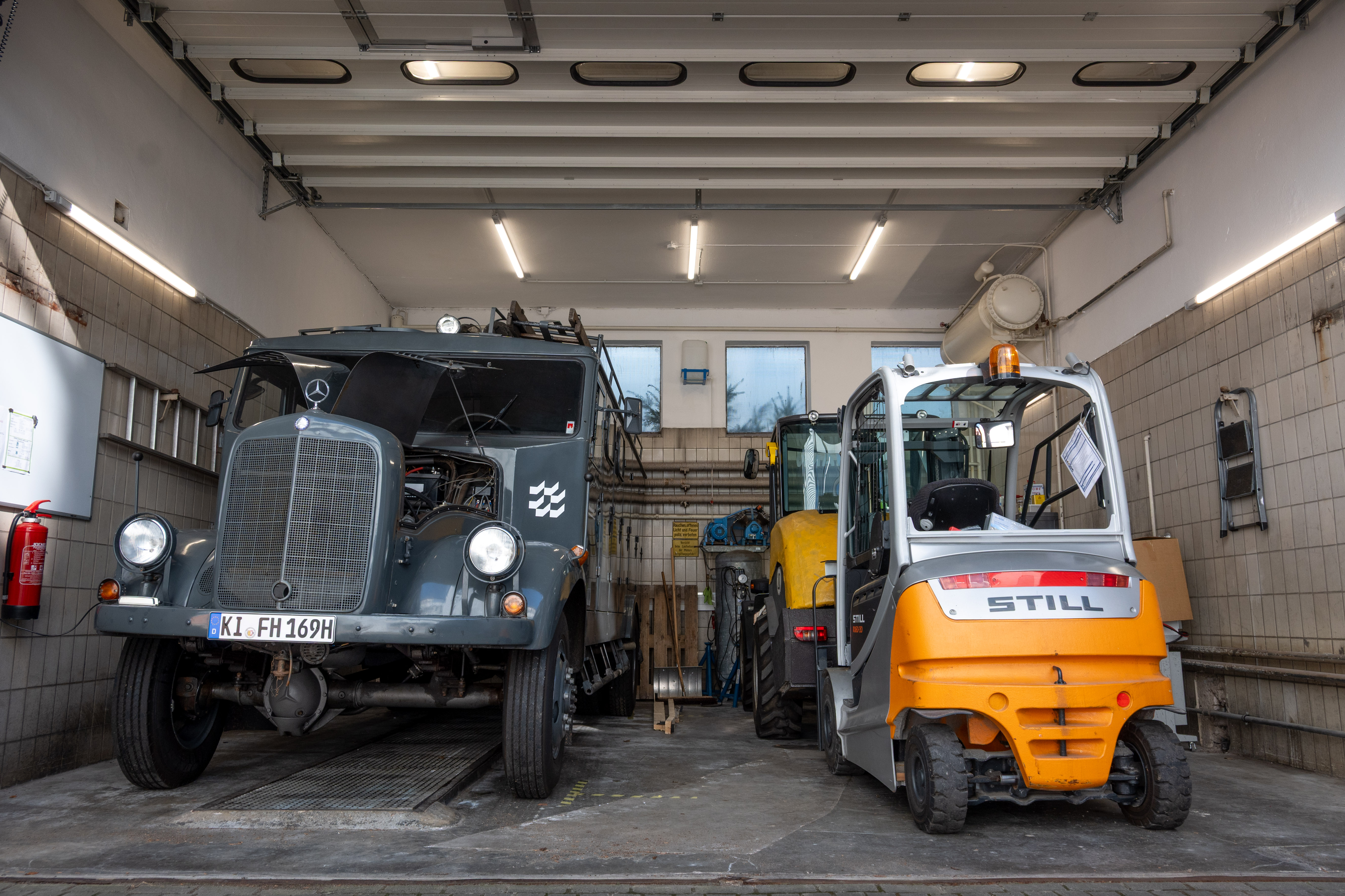 Garage mit Gabelstabler und Radlader