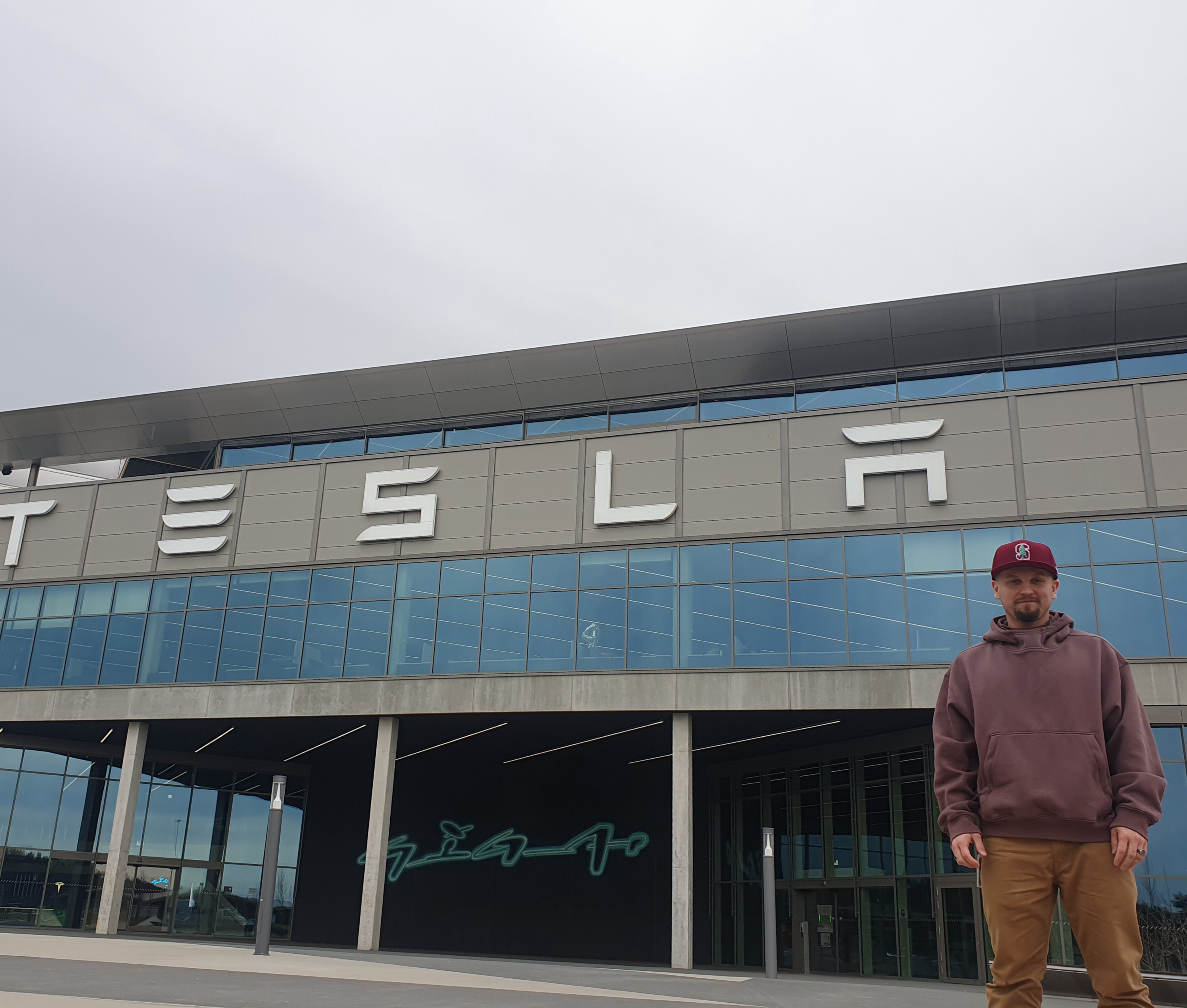 Ein Mann vor einer Fabrik