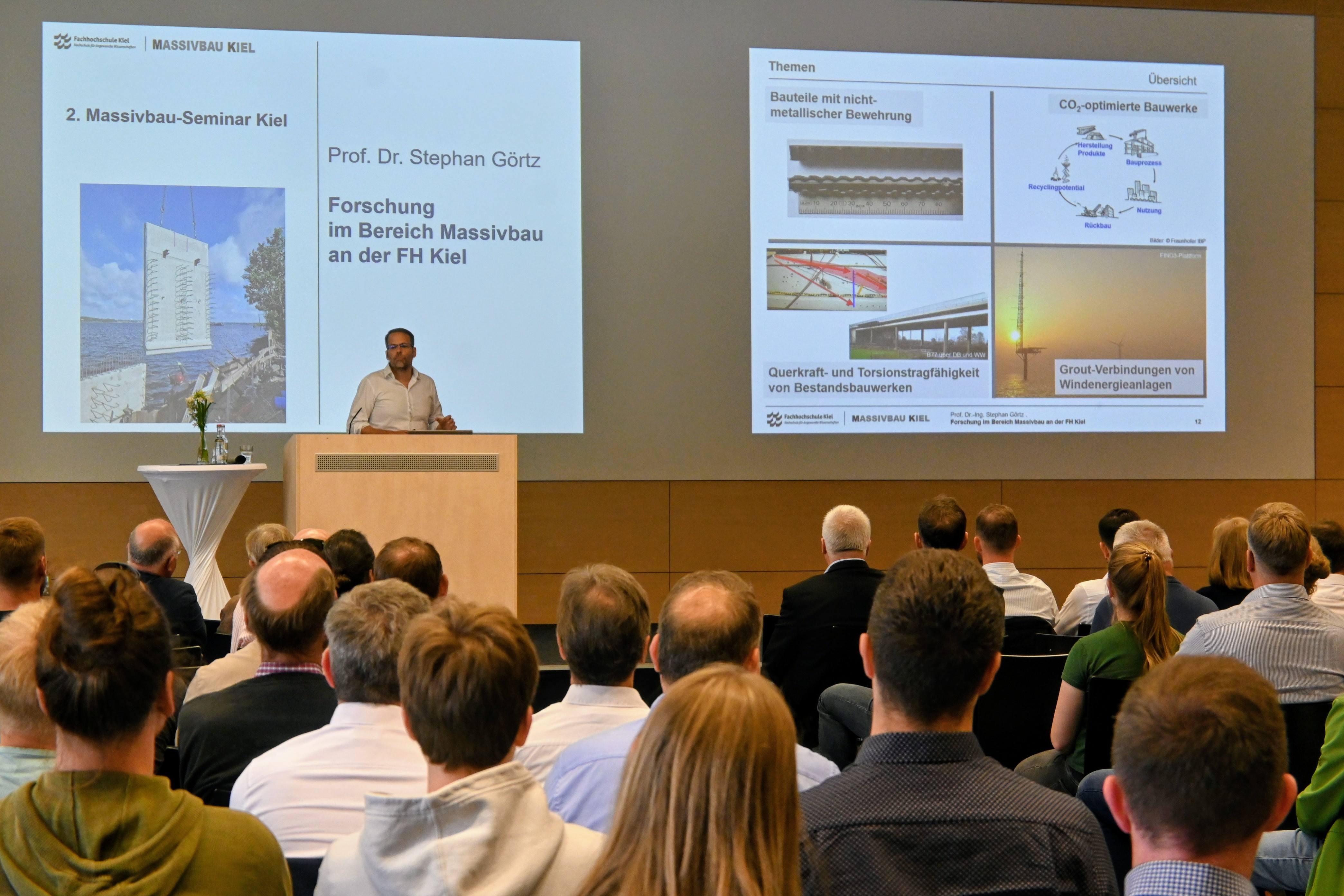 Ein Mann vor einem Auditorium