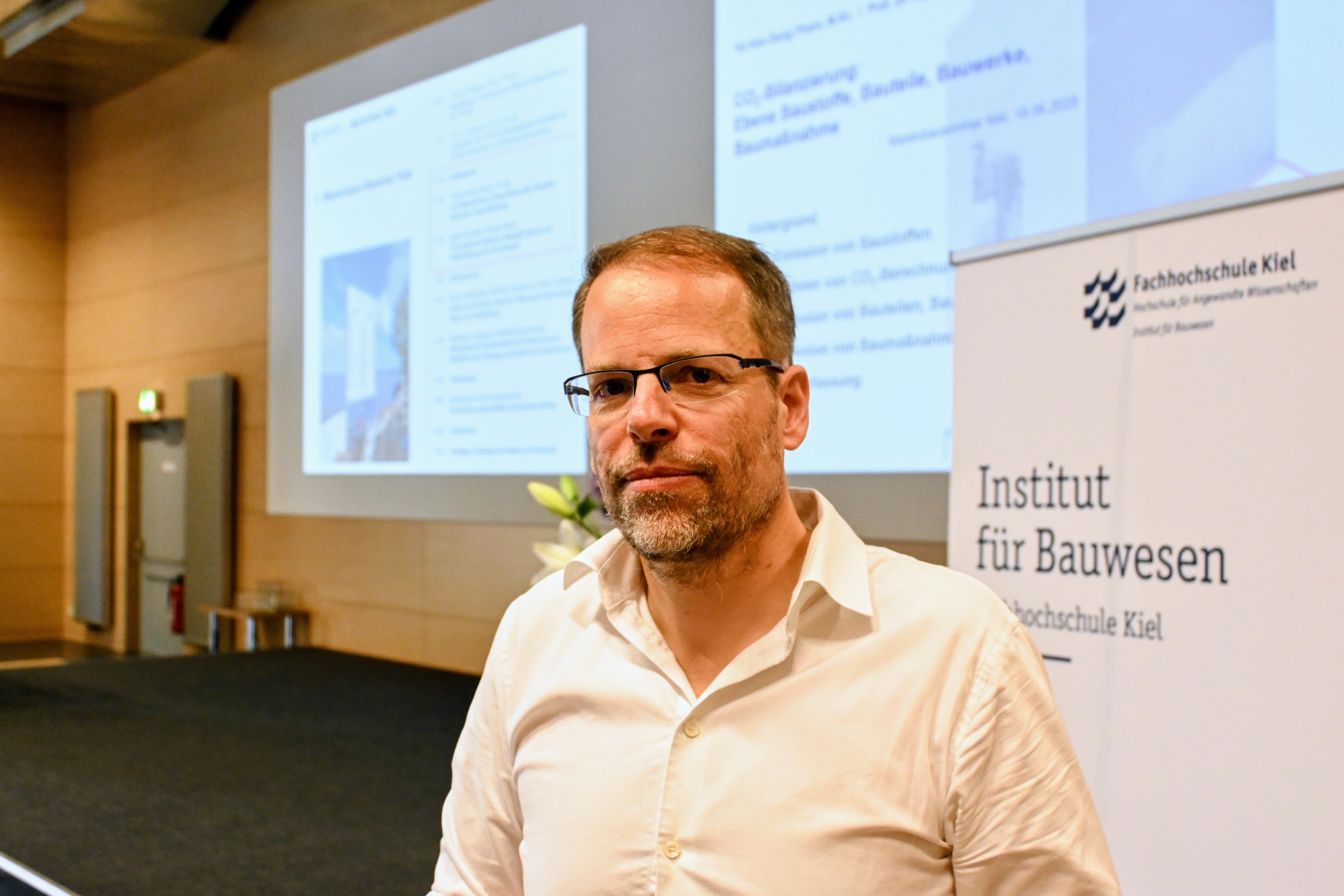 Prof. Dr.-Ing. Stephan Görtz vom Institut für Bauwesen (IfB) freute sich über die Vielzahl von Interessierten. Prof. Dr.-Ing. Stephan Görtz vom Institut für Bauwesen (IfB) freute sich über die Vielzahl von Interessierten.