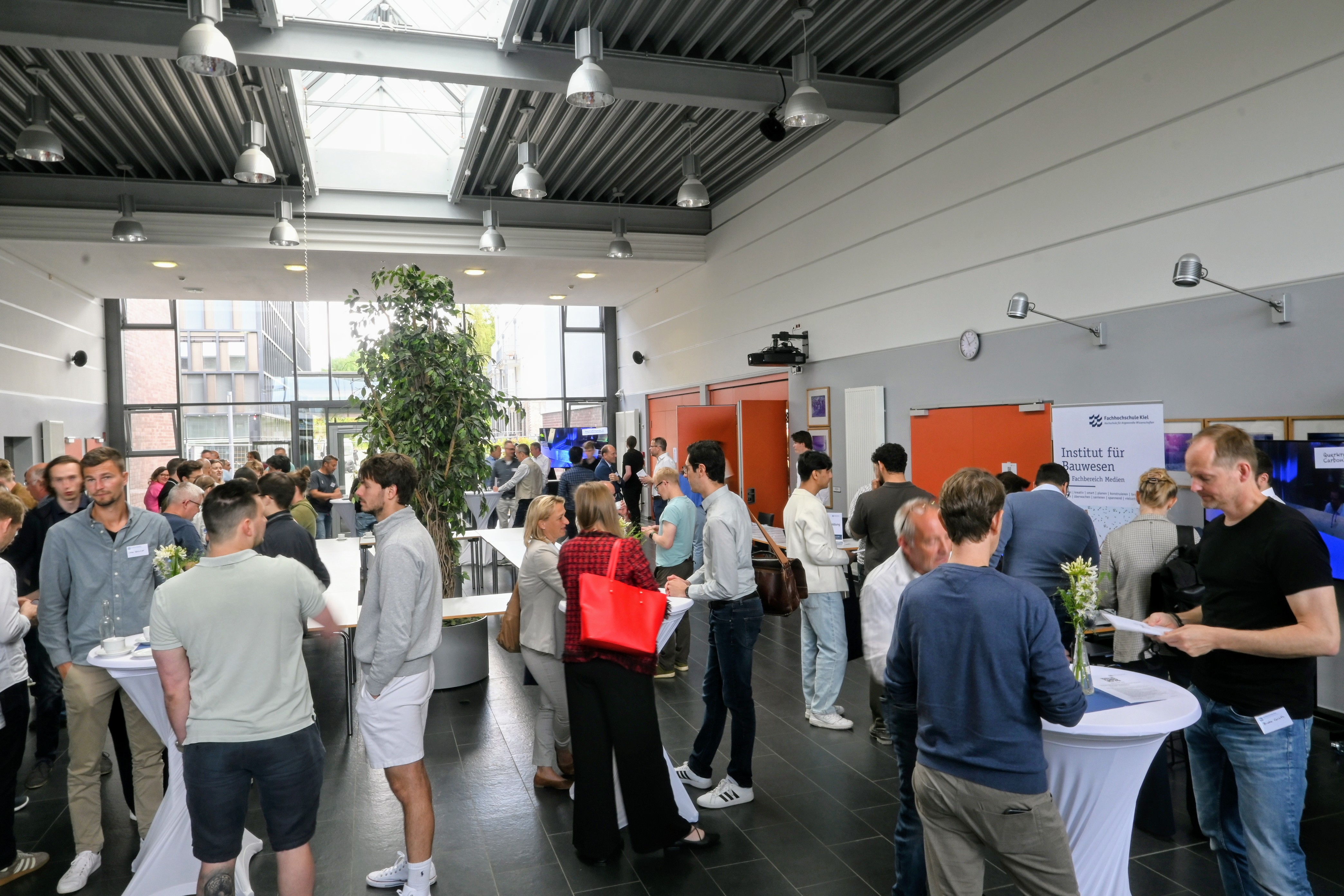 Geselliger Austausch im Audimax beim 2. Massivbau-Semiar an der FH Kiel. Geselliger Austausch im Audimax beim 2. Massivbau-Semiar an der FH Kiel.