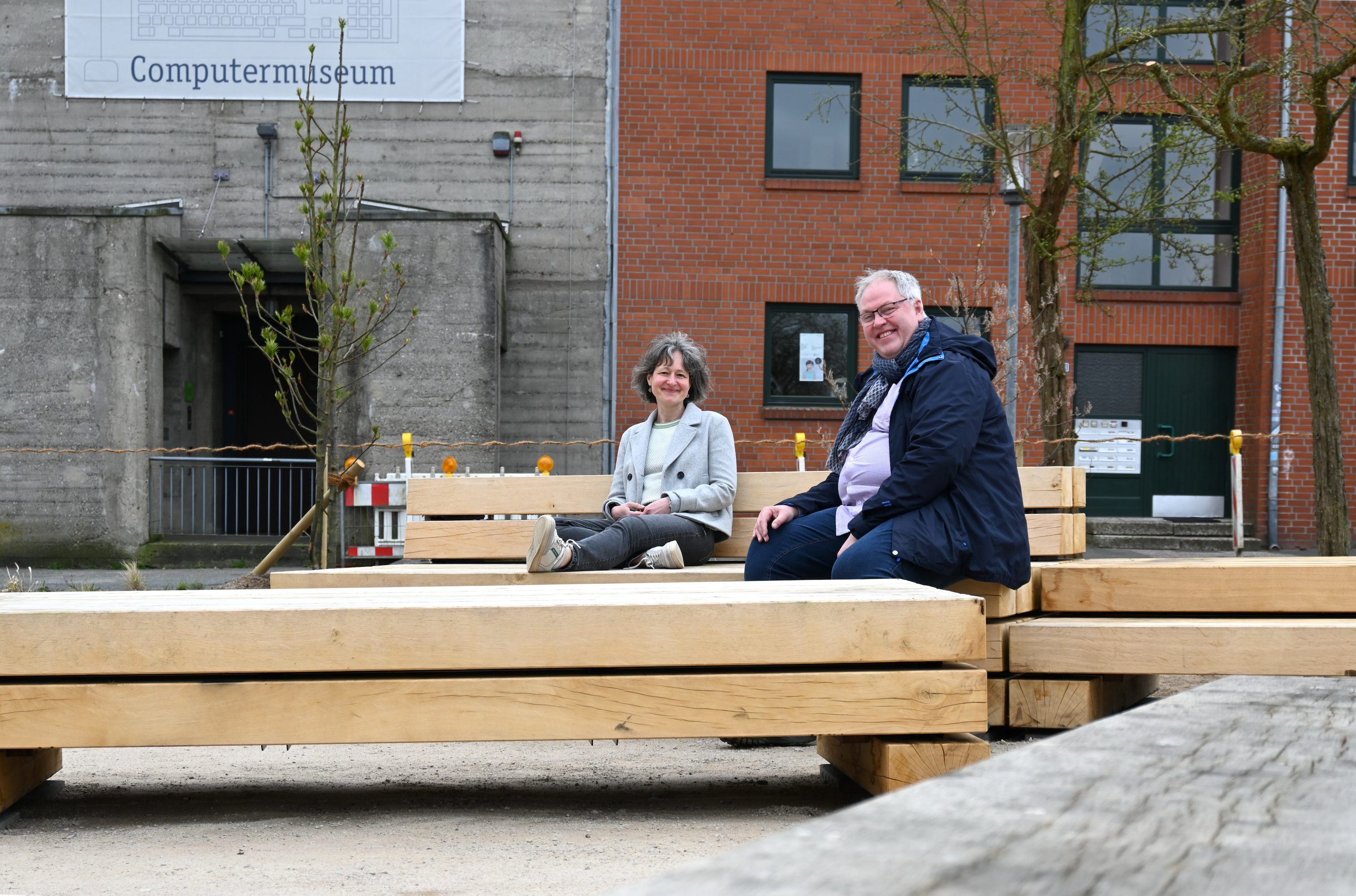 Kanzlerin Dr. Anja Franke-Schwenk und Eugen Siefert aus der Bau- und Liegenschaftsabteilung freuen sich über die Fertigstellung.