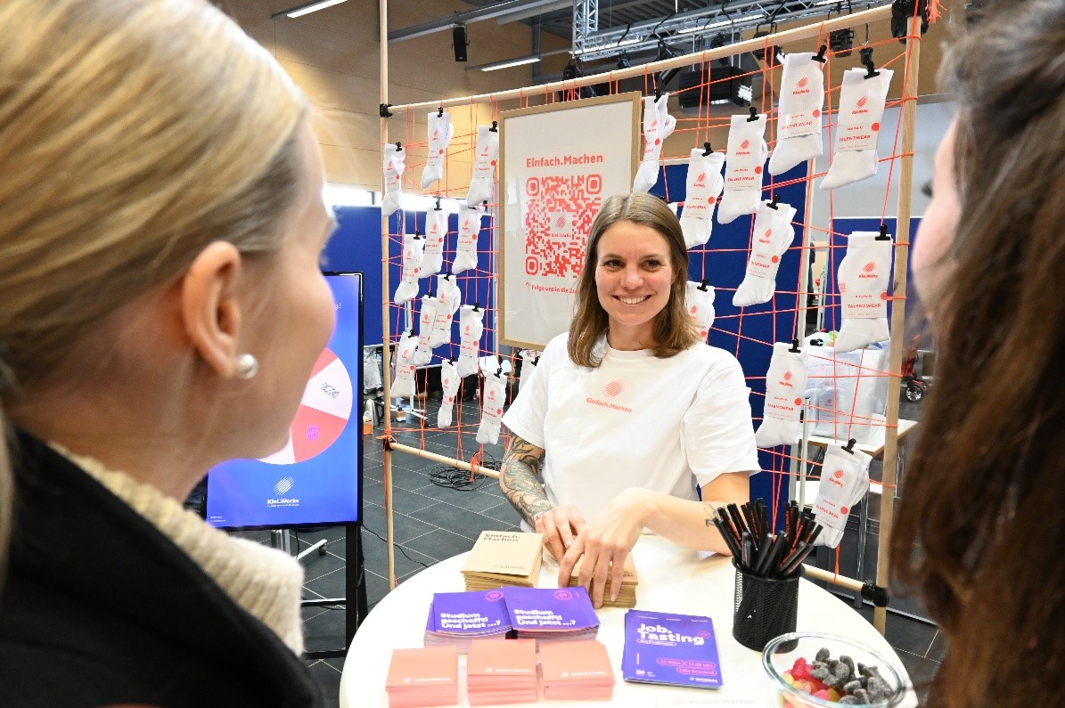 Frau an Beratungsstand