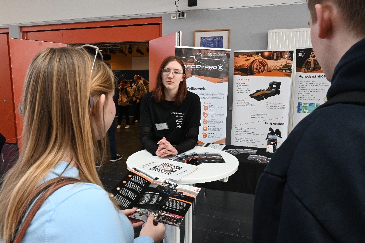 Studentin berät Besucher*innen