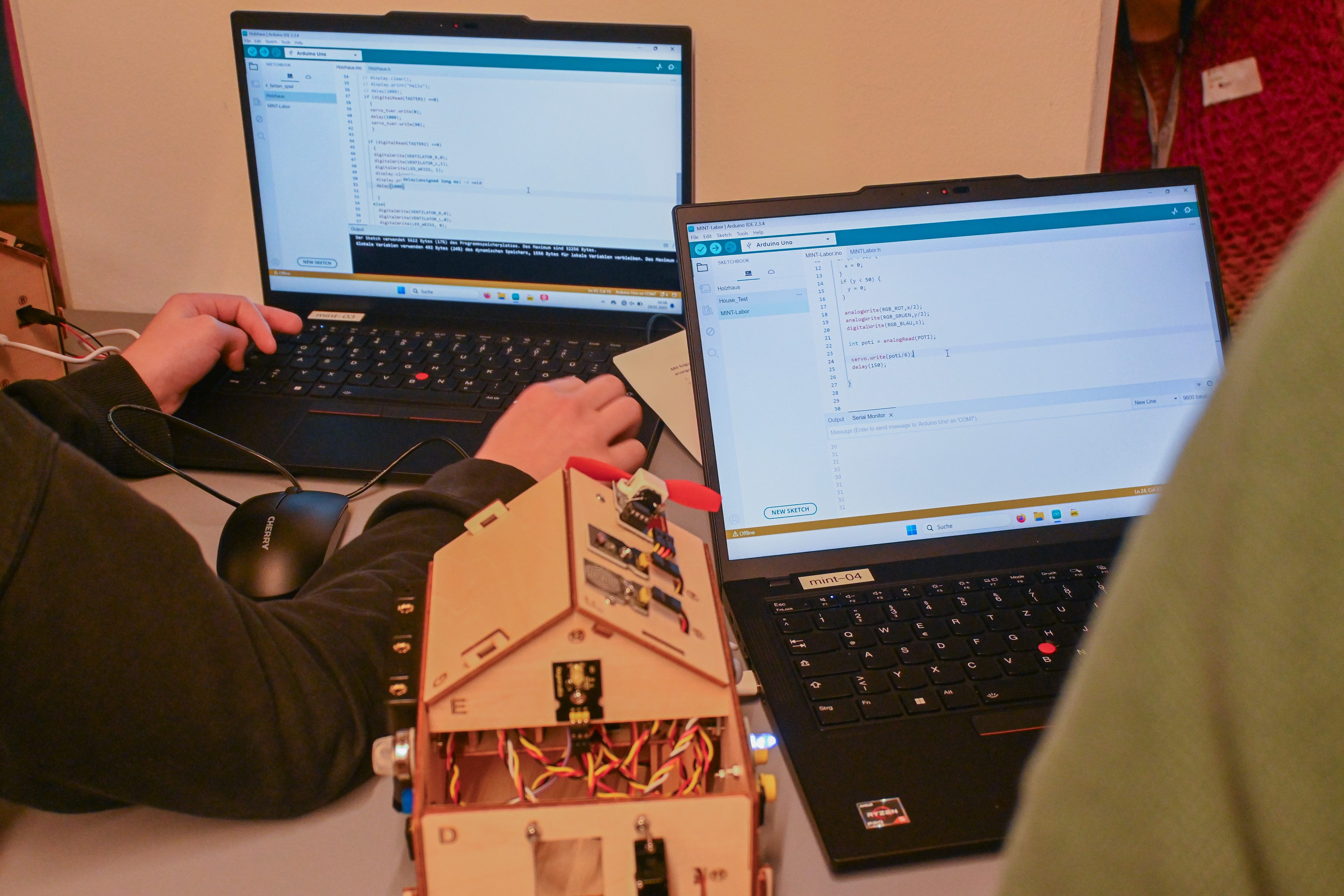 Interessierte können an verschiedenen Stationen praktische Einblicke in Programmieren erhalten.