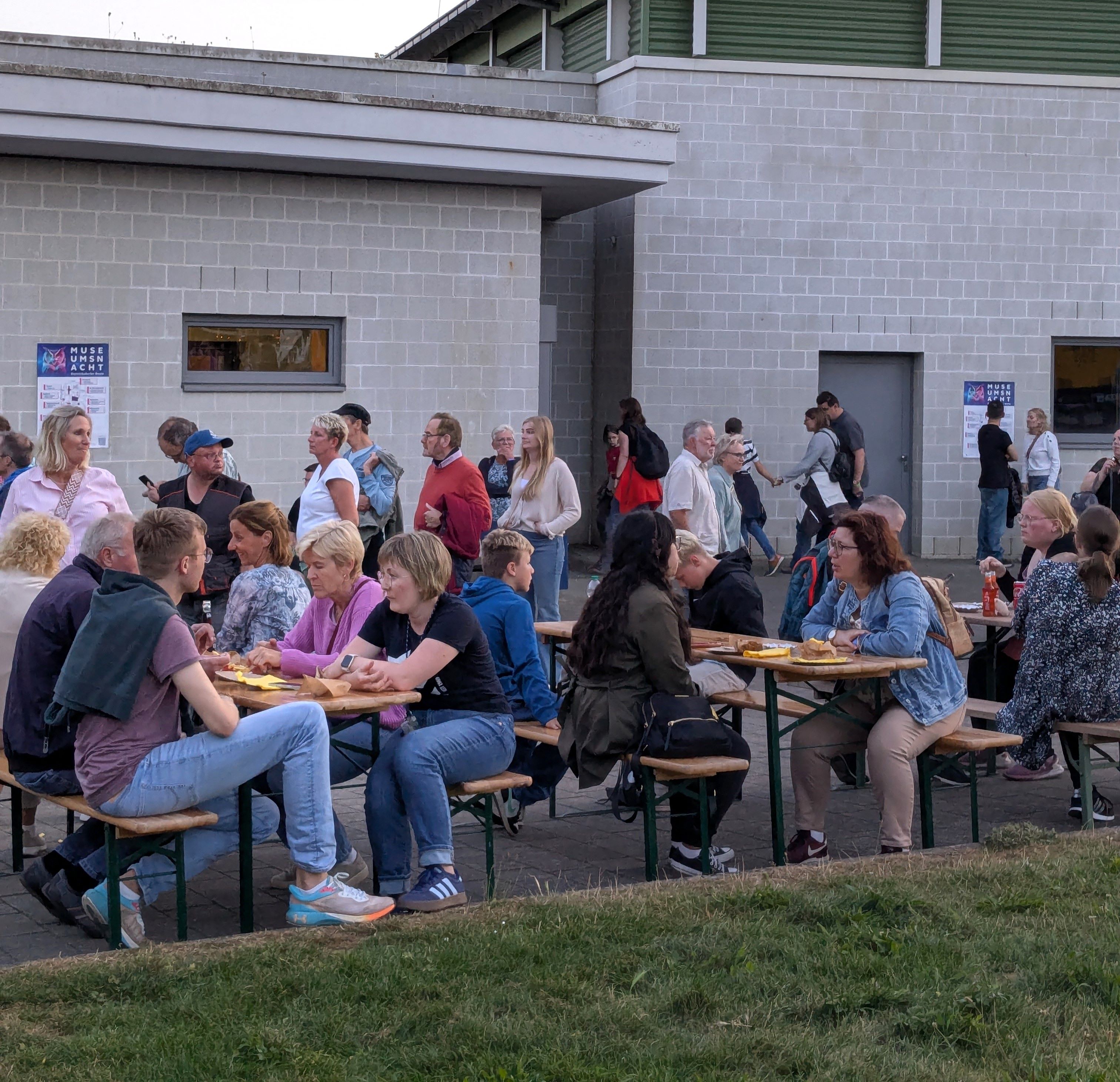 Gäste der Museumsnacht 2025 vor dem Großen Hörsaalgebäude