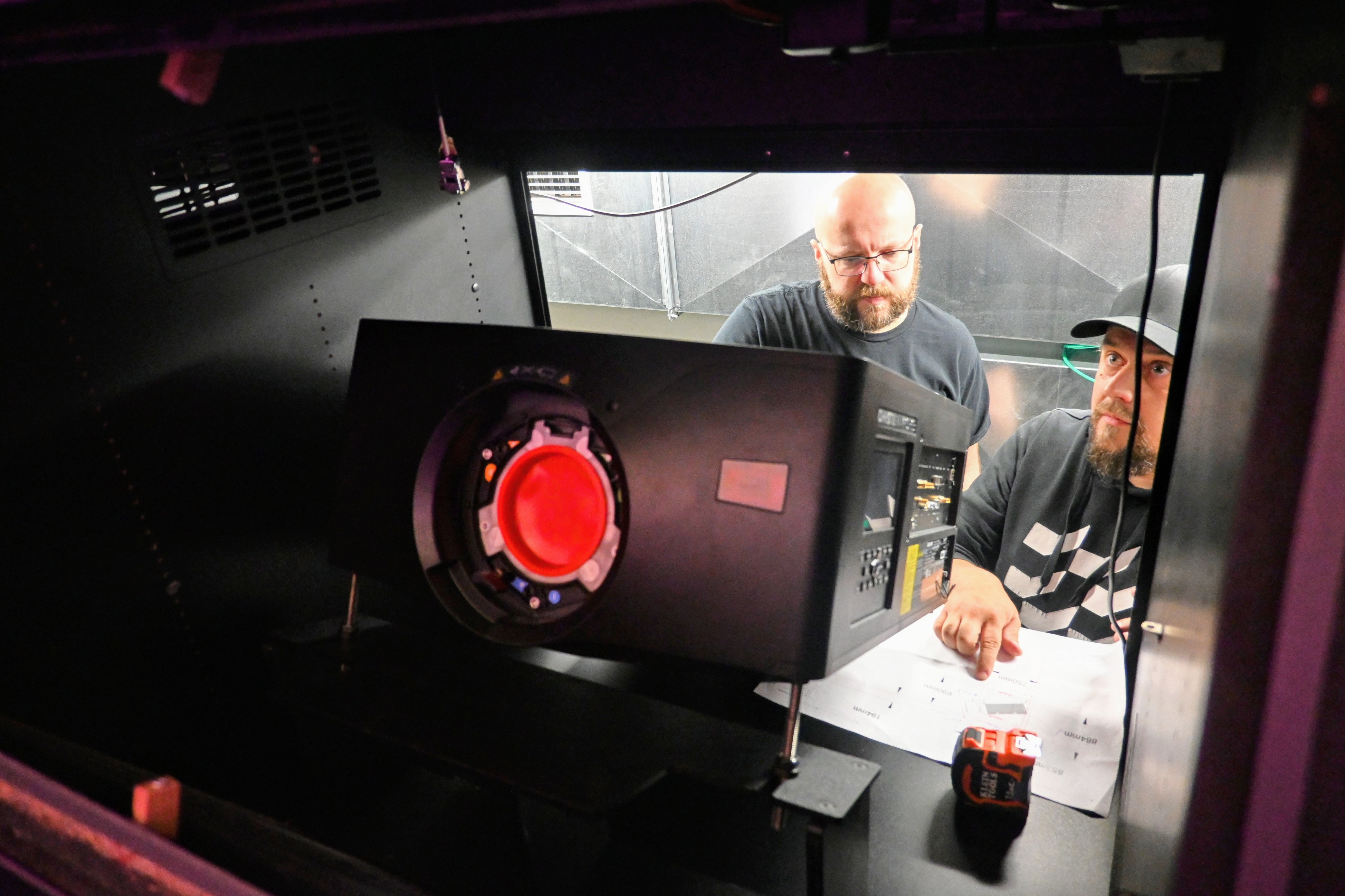 Einer der neuen Laserprojektoren wird von Daniel Dye und Marko Herrmann im Mediendom installiert.