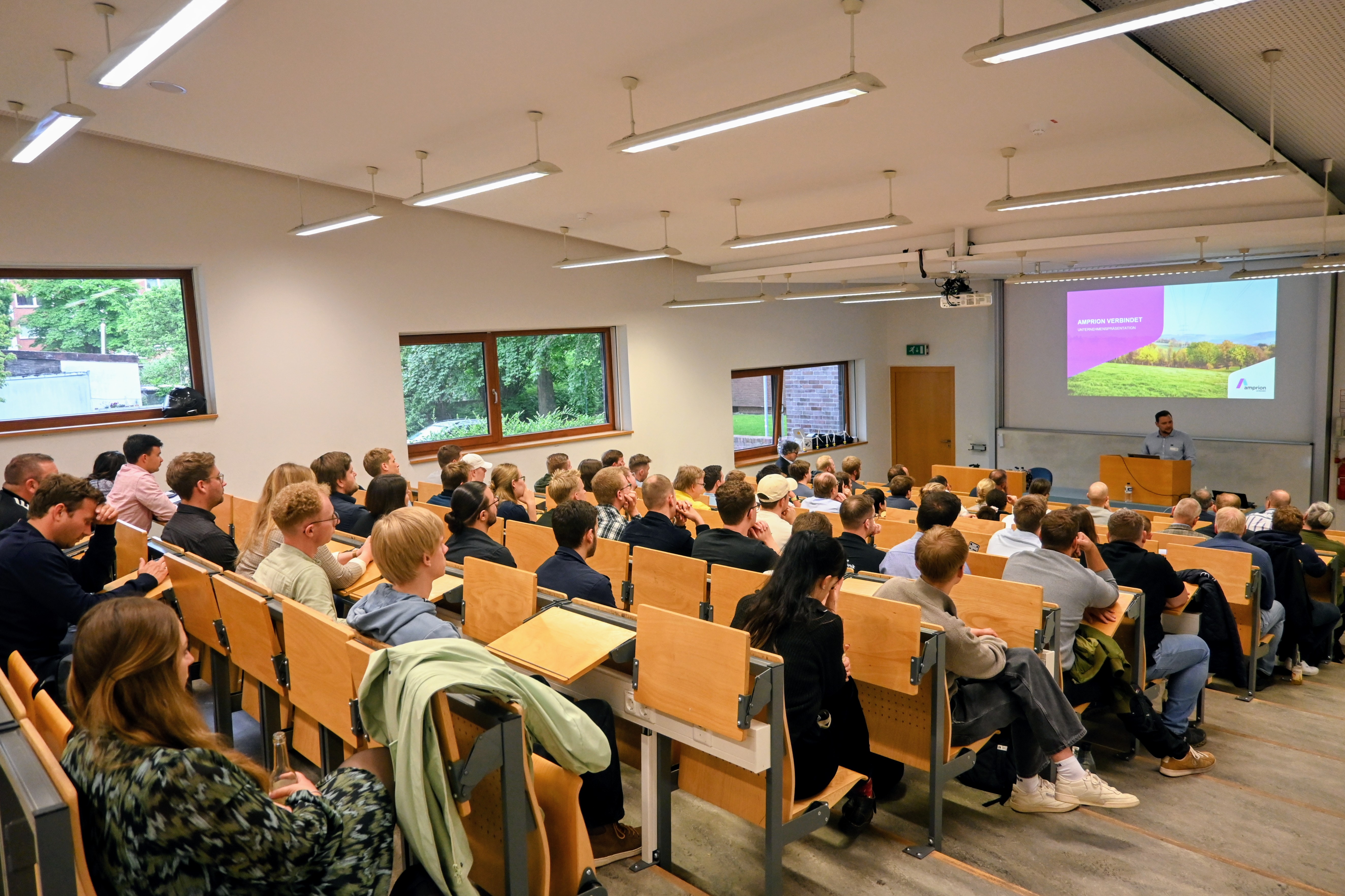 Die rund 100 Teilnehmer*inne freuten sich auf Fachvorträge aus der Offshore-Praxis. Die rund 100 Teilnehmer*inne freuten sich auf Fachvorträge aus der Offshore-Praxis.