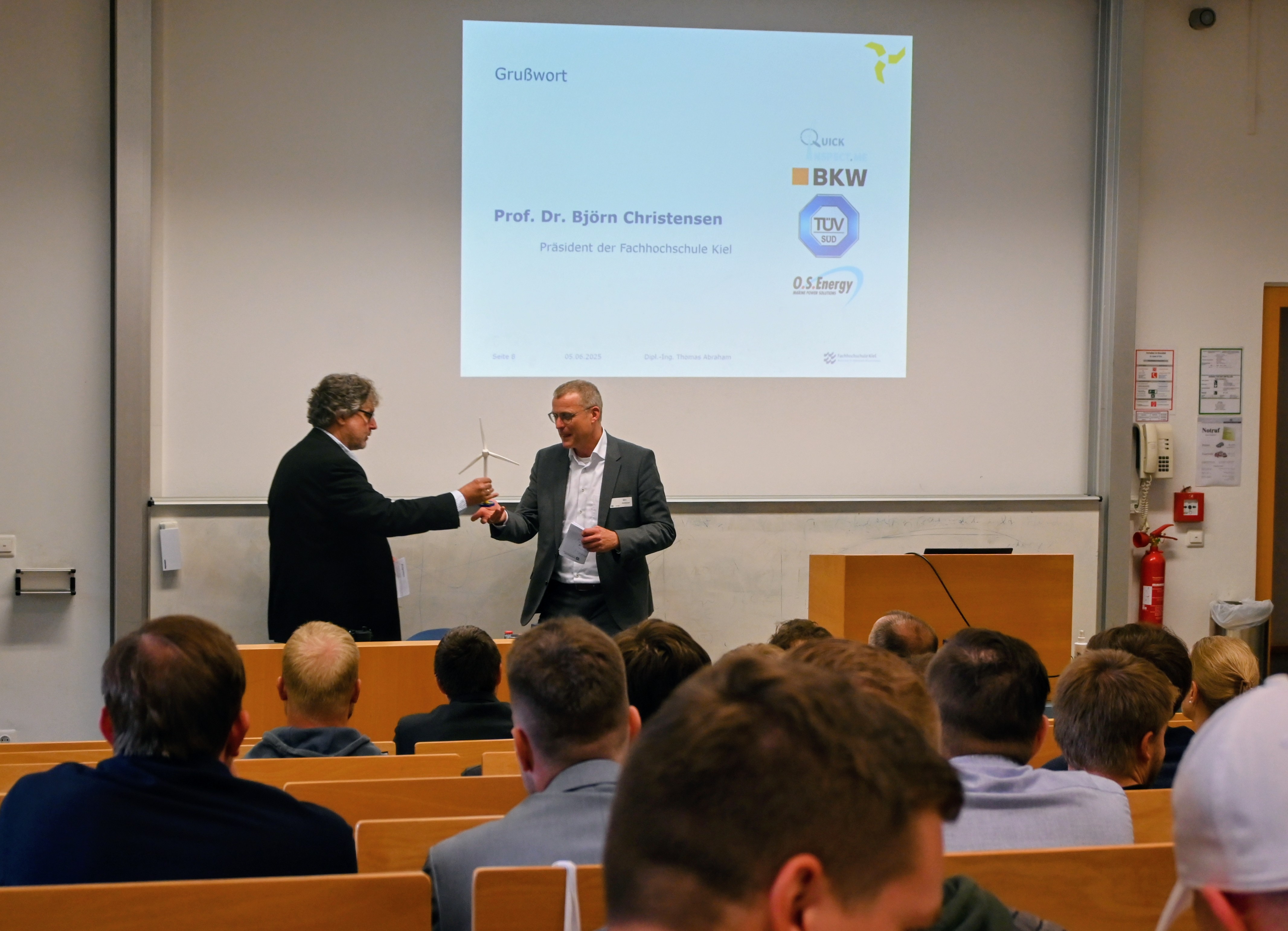 Dipl.-Ing. Thomas Abraham und Prof. Dr. Björn Christensen betonten den Brückenschlag zwischen Theorie und Praxis. Dipl.-Ing. Thomas Abraham und Prof. Dr. Björn Christensen betonten den Brückenschlag zwischen Theorie und Praxis.