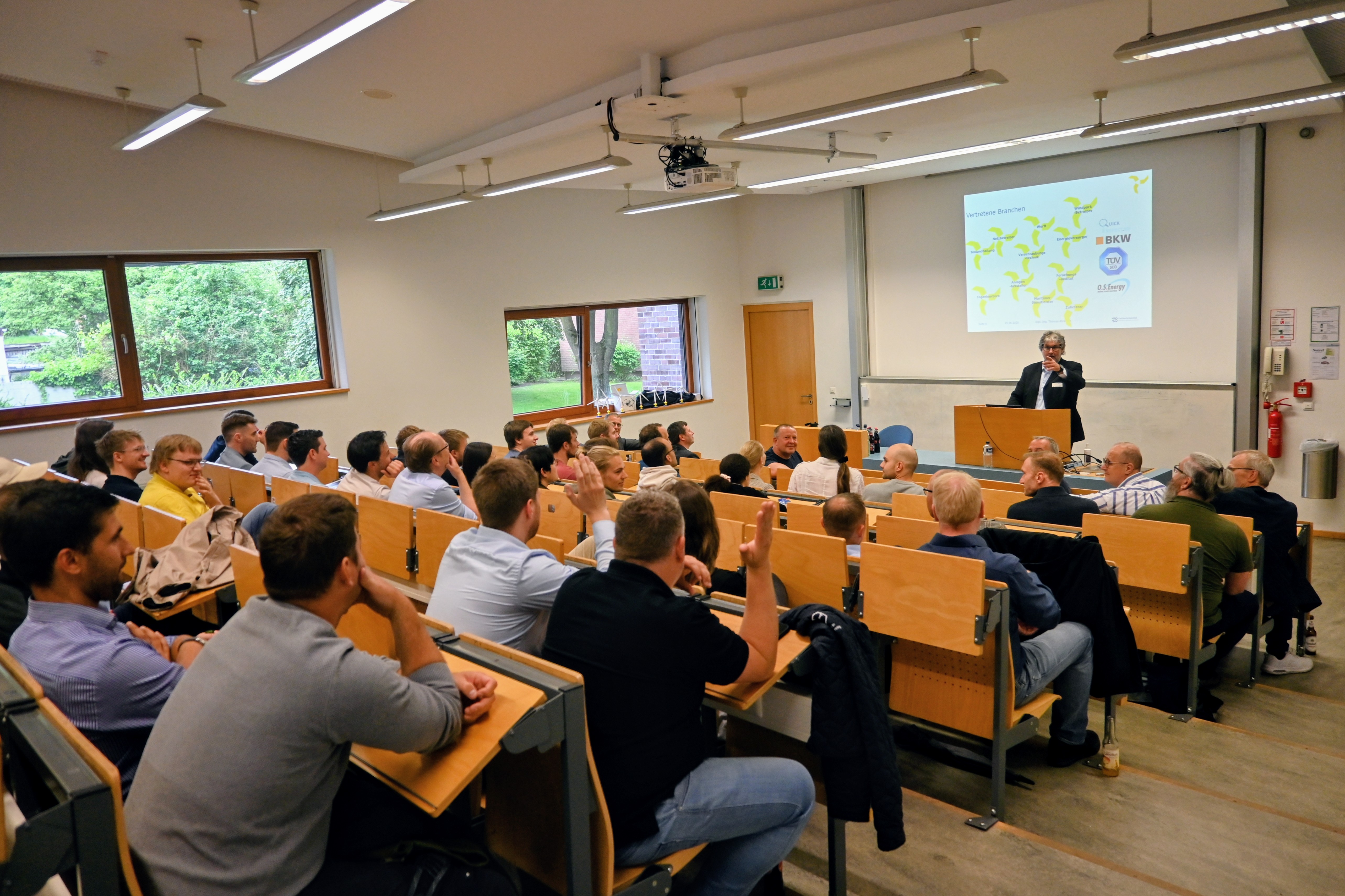 Dipl.-Ing. Thomas Abraham eröffnet den 20. Offshore.Club Abend. Vor vollem Haus: Dipl.-Ing. Thomas Abraham eröffnet den 20. Offshore.Club Abend.