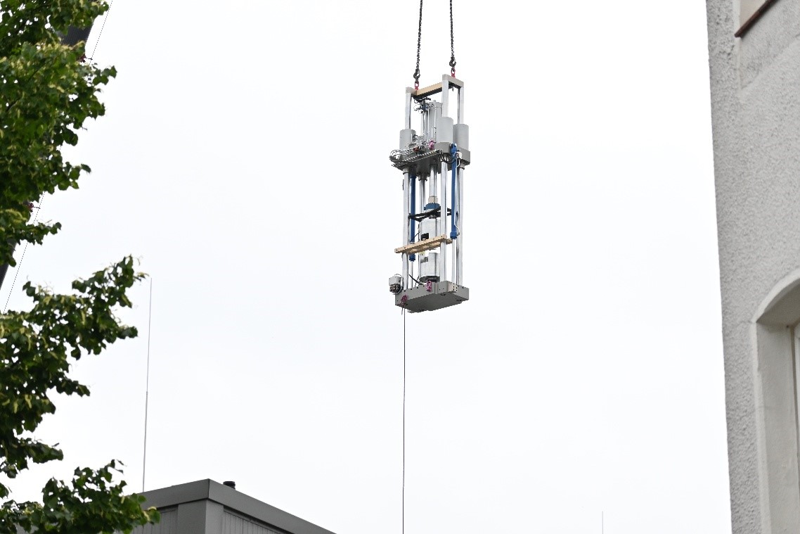 Die Prüfmaschine am Haken des Schwerlastkrans.