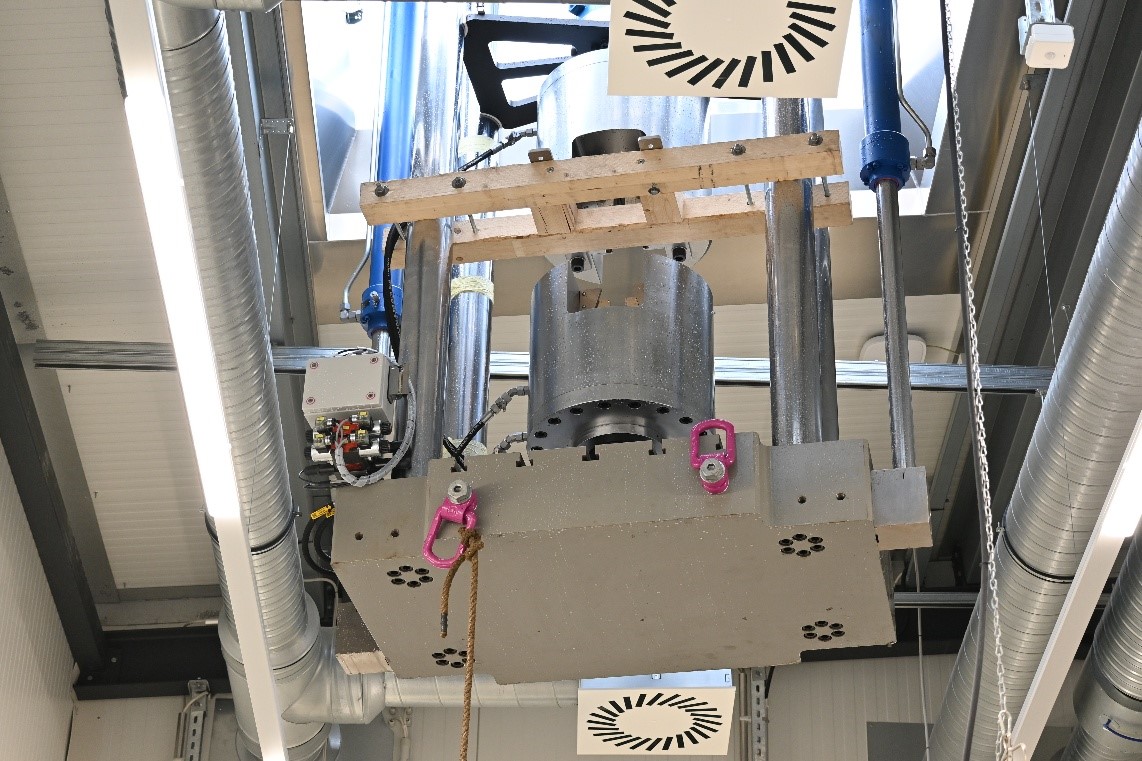 Die Maschine auf dem Weg durch die Dachluke des Gebäudes.