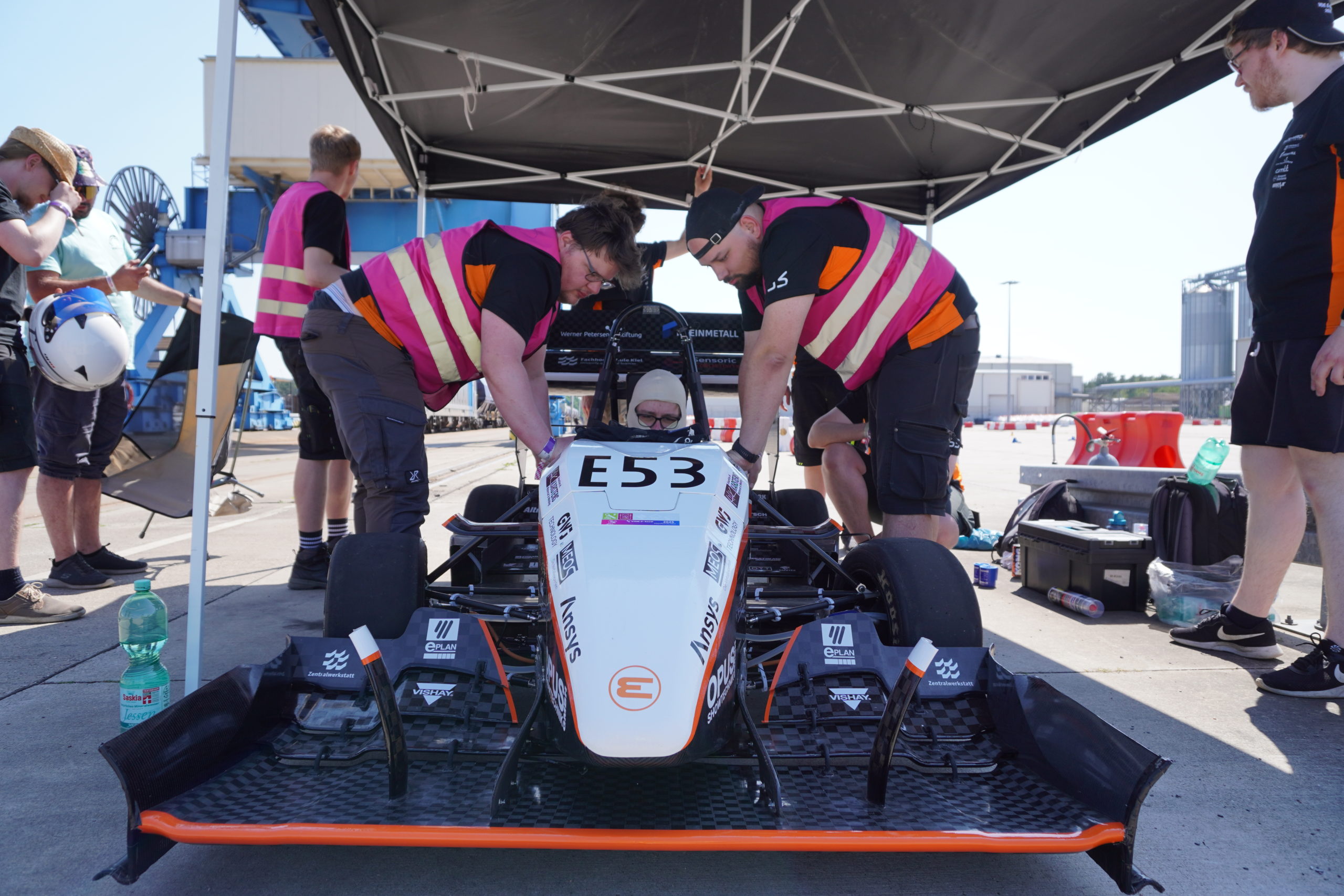 Boxenstopp für Raceyard-Rennwagen PhoeniX
