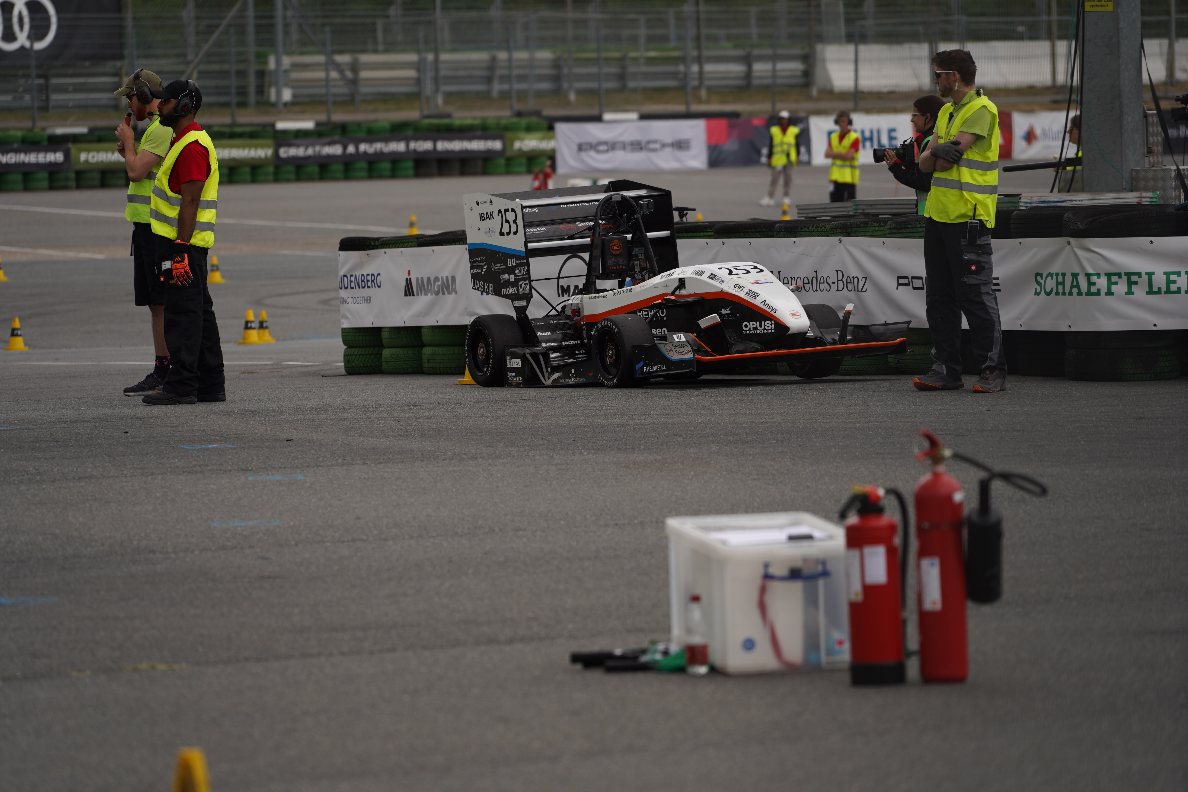 Das Fahrzeug steht an der Seite der Rennstrecke.