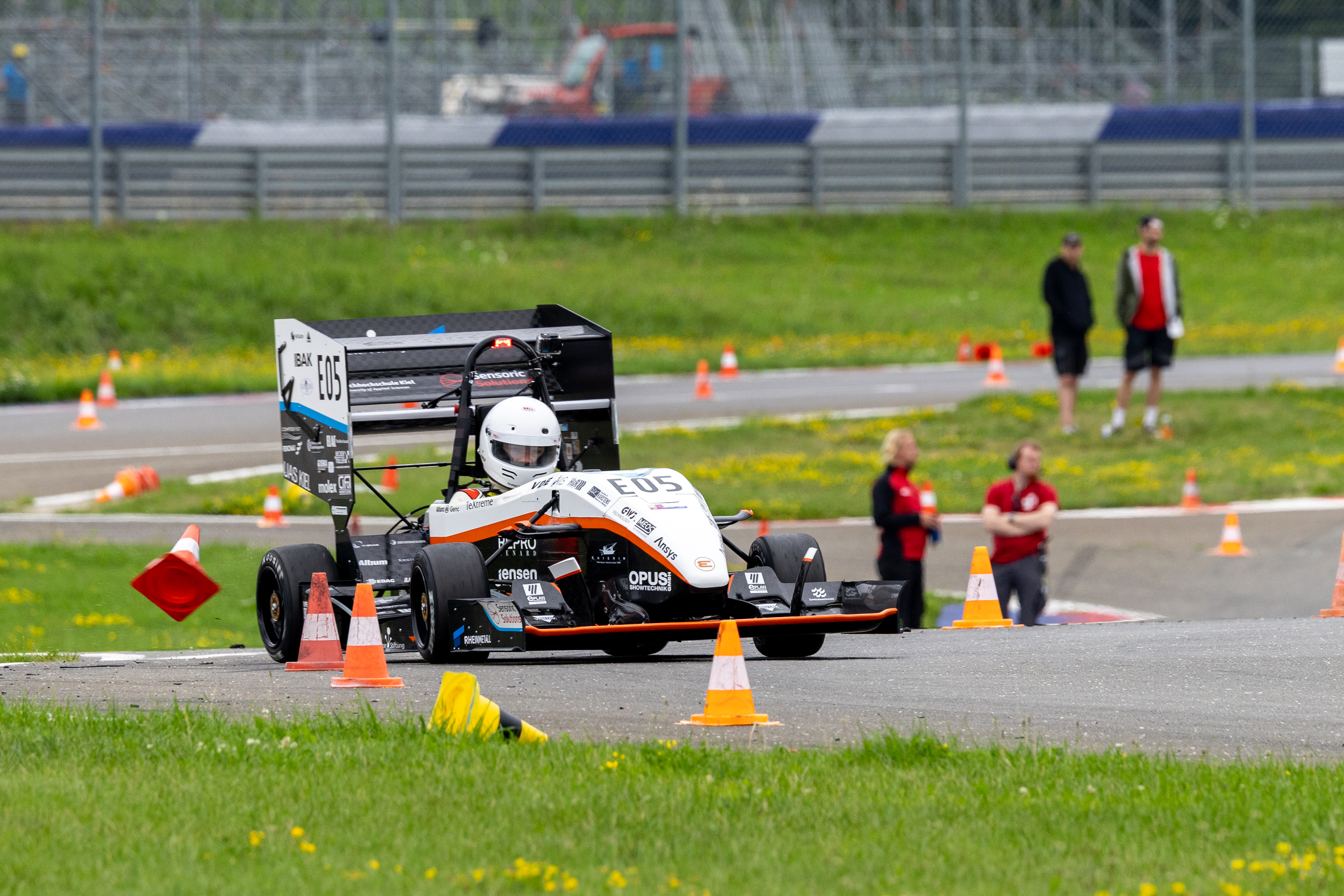 Das Raceyardfahrzeug auf der Rennstrecke.