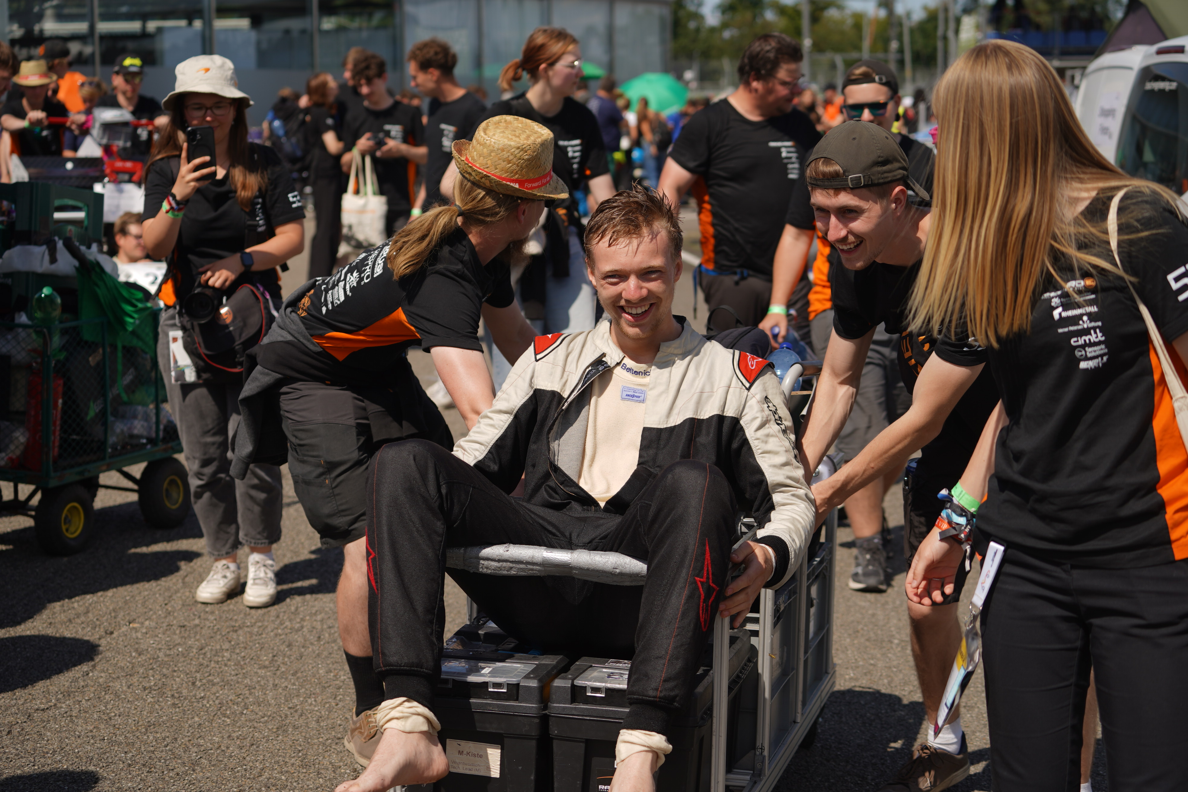 Fahrer Willmann wird auf einem Rollwagen geschoben.