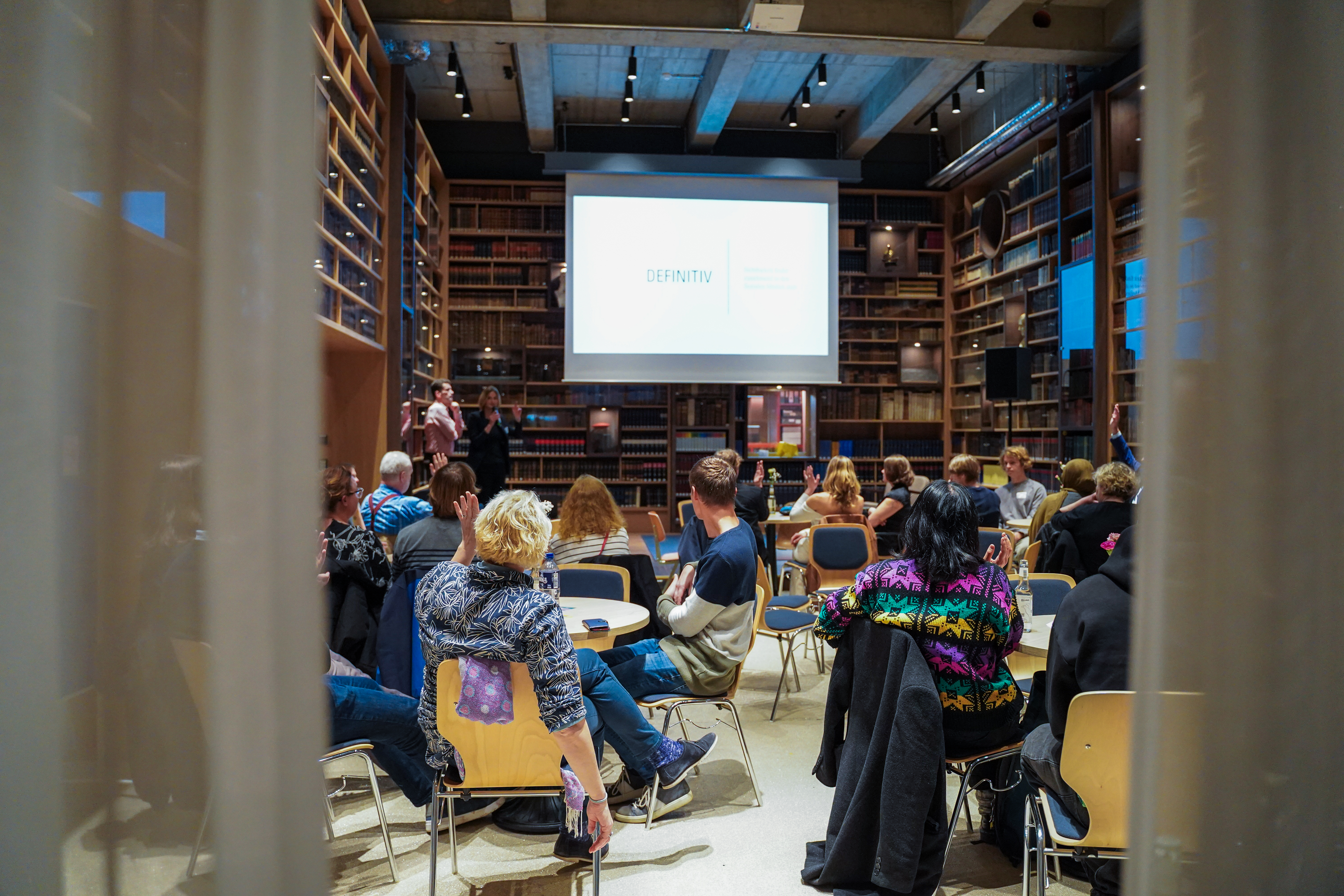 Ein Saal mit Menschen
