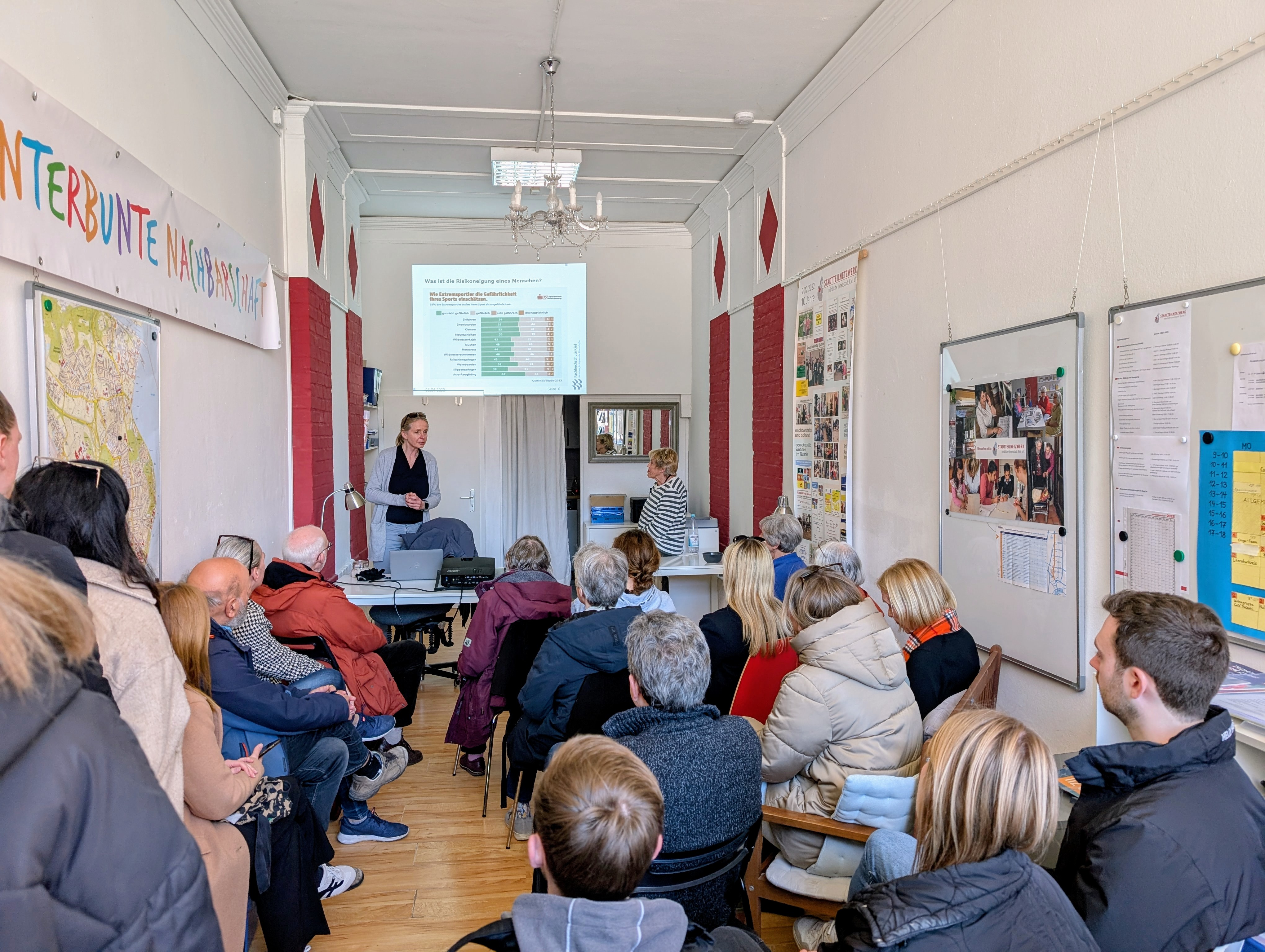 Prof. Vanini ließ Besucher*innen an einem Experiment zur Risikobereitschaft teilhaben und zeigte, welche Faktoren individuelle Entscheidungen beeinflussen. Prof. Vanini ließ Besucher*innen an einem Experiment zur Risikobereitschaft teilhaben und zeigte, welche Faktoren individuelle Entscheidungen beeinflussen.