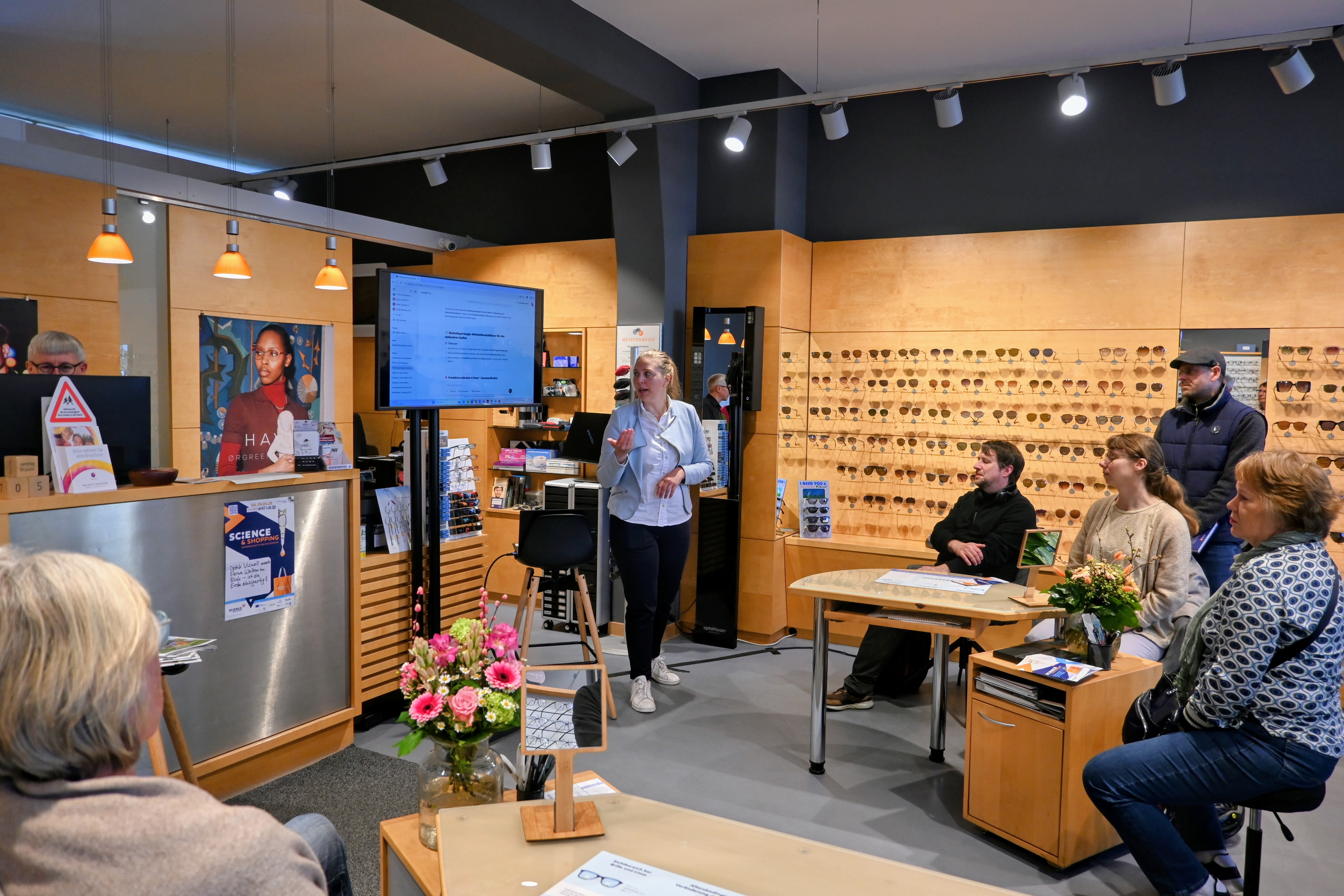 Doktorandin Miriam Maibaum erklärt beim Optiker wie man mithilfe von KI ein Marketingkonzept generieren kann. Doktorandin Miriam Maibaum erklärt beim Optiker wie man mithilfe von KI ein Marketingkonzept generieren kann.