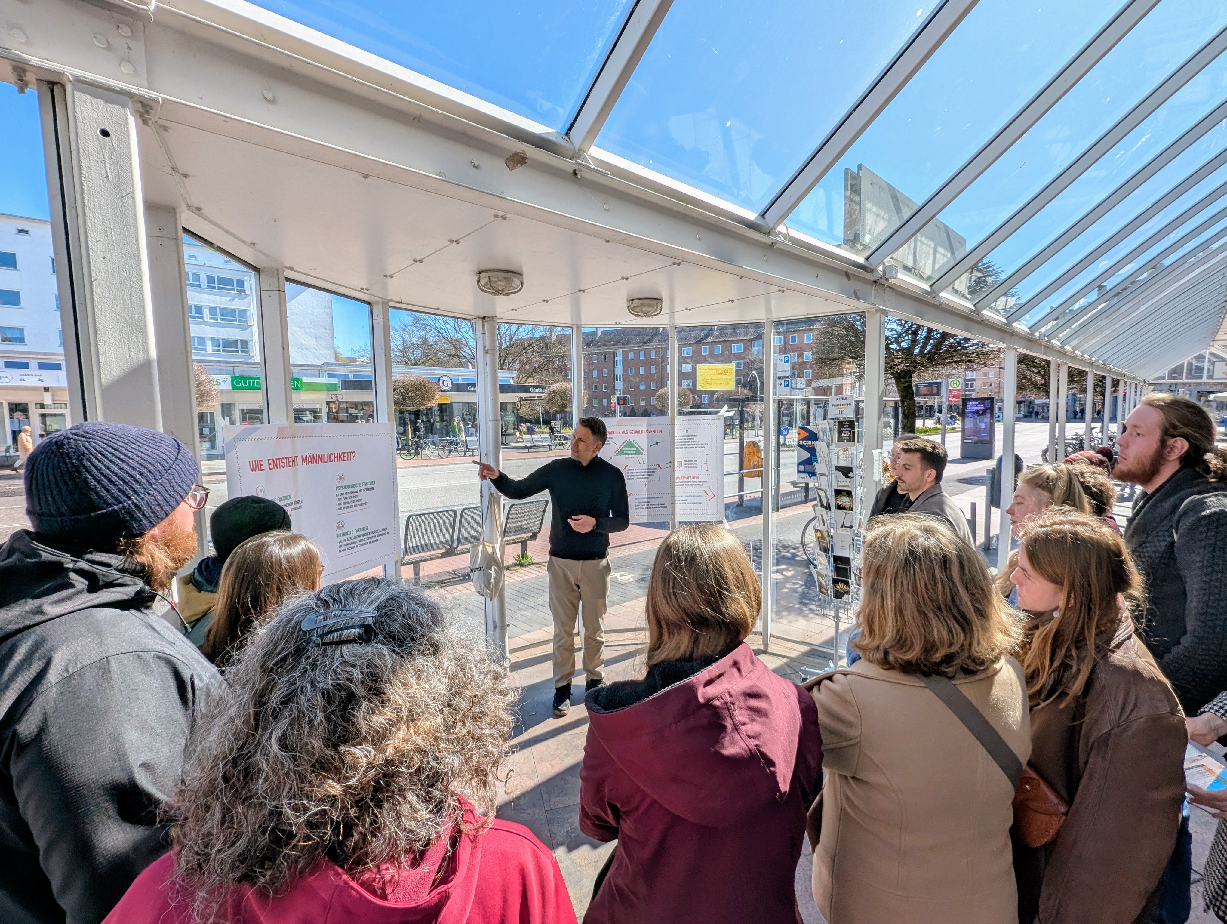 Vor dem Herrengeschäft „Kerle“ sprach Prof. Dr. Fabian Lamp über Männlichkeitsbilder und deren Verbindung zu Gewalt – und regte zur kritischen Reflexion an. Vor dem Herrengeschäft „Kerle“ sprach Prof. Dr. Fabian Lamp über Männlichkeitsbilder und deren Verbindung zu Gewalt – und regte zur kritischen Reflexion an.