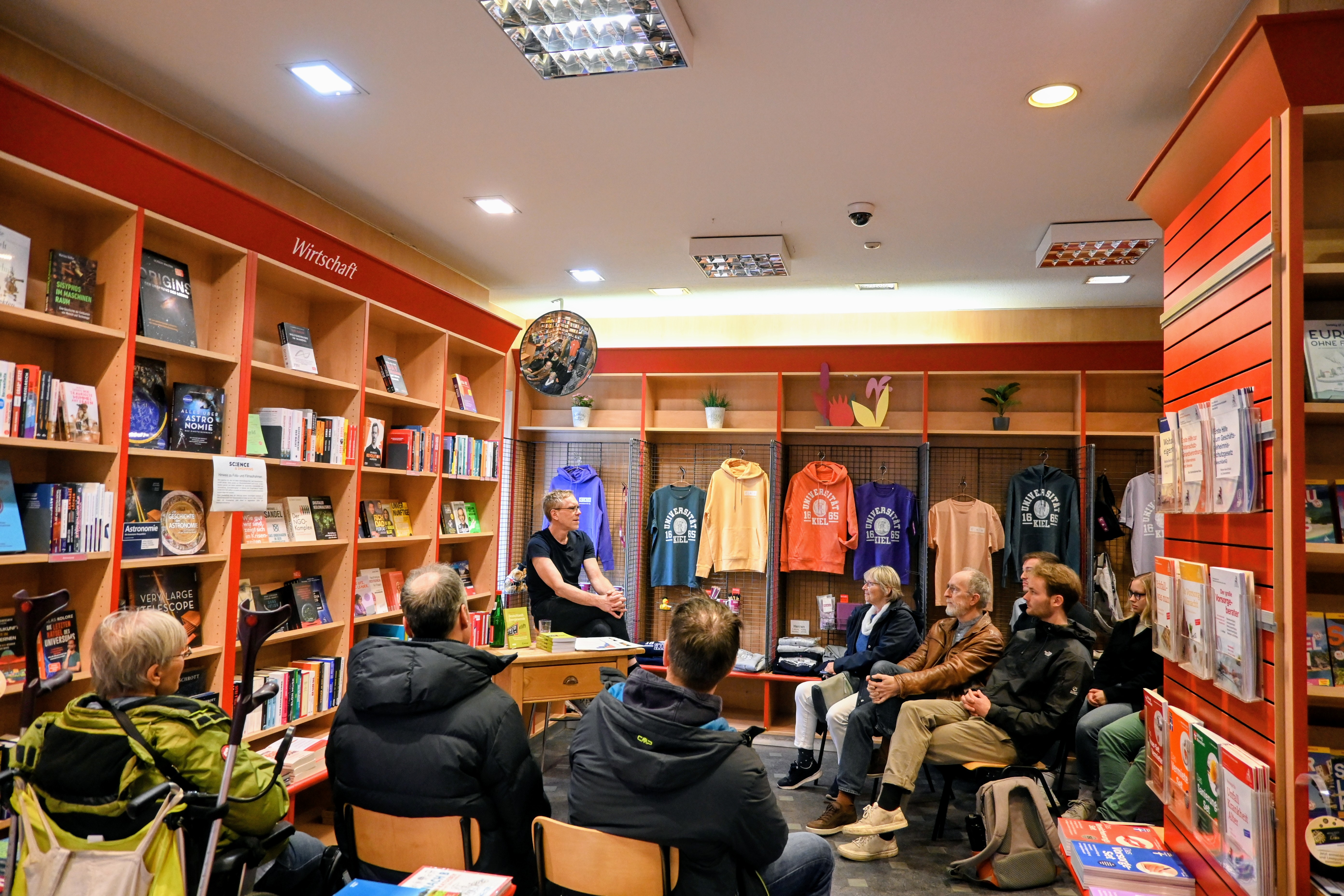 Umgeben von Büchern: Prof. Dr. Andreas Luczak stellt die Herausforderungen des Klimawandels dar. Umgeben von Büchern: Prof. Dr. Andreas Luczak stellt die Herausforderungen des Klimawandels dar.