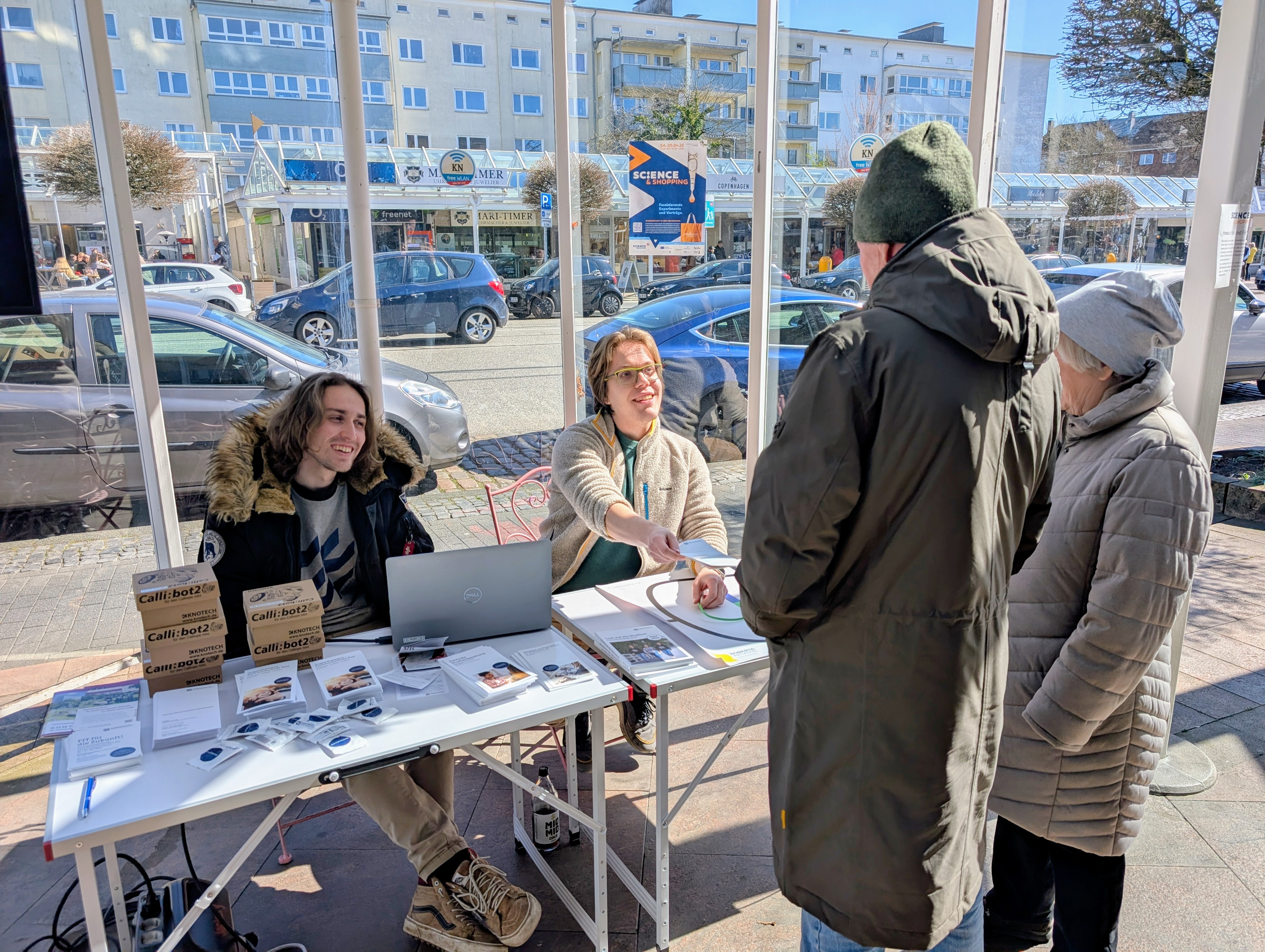 Mathis Bochert und Paul Brodmann von der Fachhochschule Kiel präsentierten Einblicke in die Welt der Robotik und die Forschung an der Hochschule. Mathis Bochert und Paul Brodmann von der Fachhochschule Kiel präsentierten Einblicke in die Welt der Robotik und die Forschung an der Hochschule.