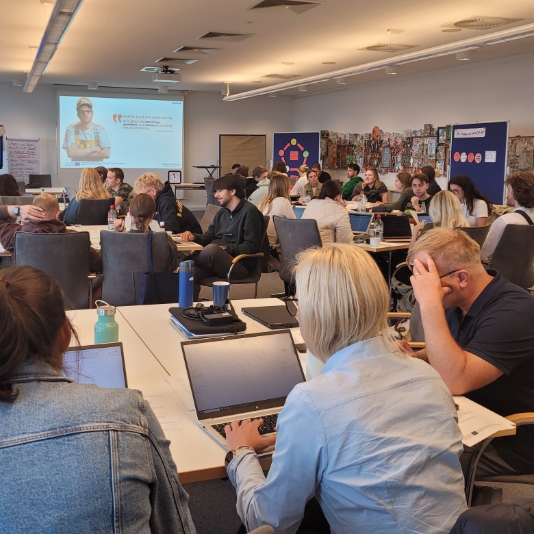 Blick in einen Seminarraum mit Studierenden