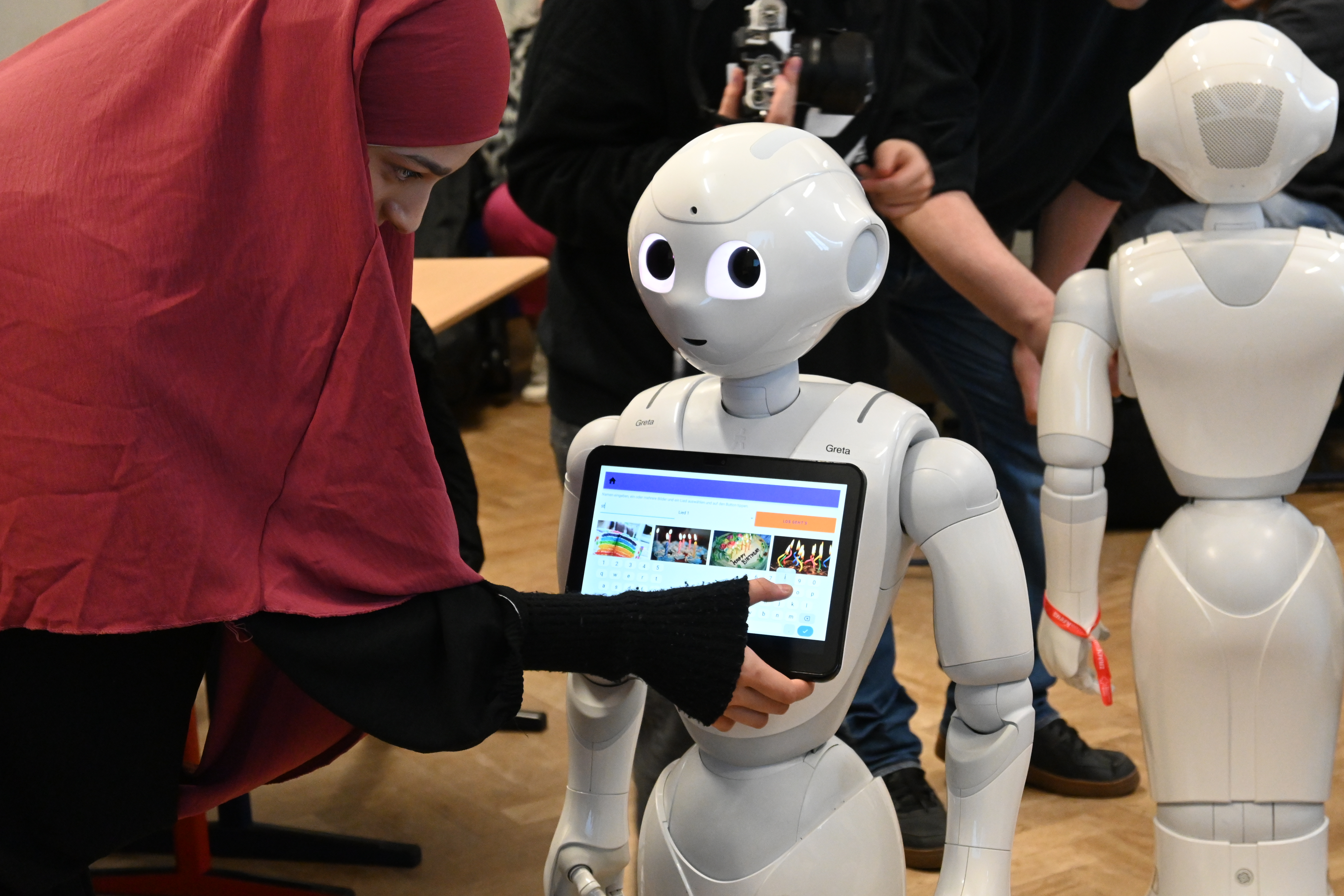 Schülerin mir Roboter