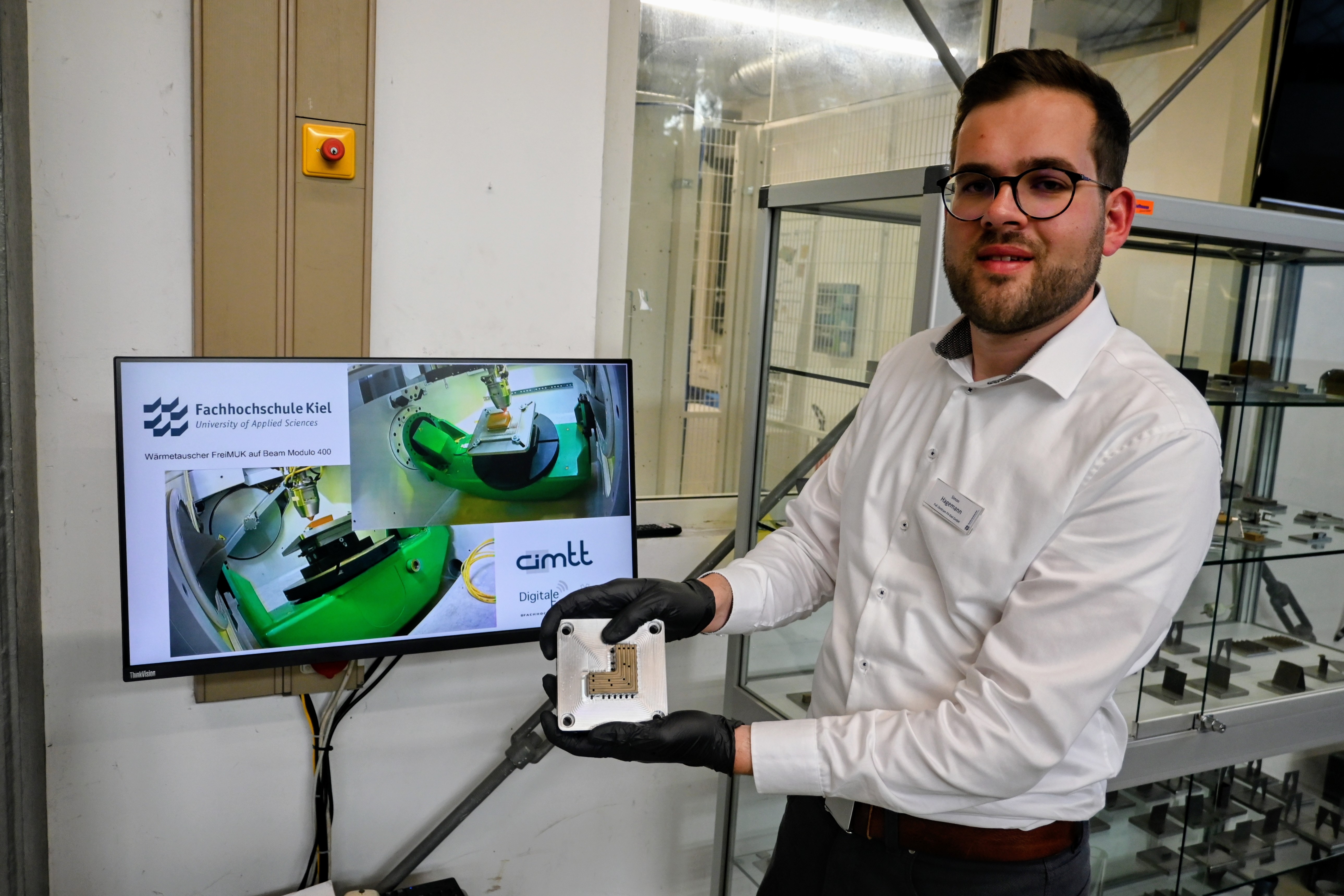 Simon Hagemann präsentiert Ergebnisse der Laser-Metallpulver-Auftragsanlage „Addup/BeAM Modulo 400“. Simon Hagemann präsentiert Ergebnisse der Laser-Metallpulver-Auftragsanlage „Addup/BeAM Modulo 400“.