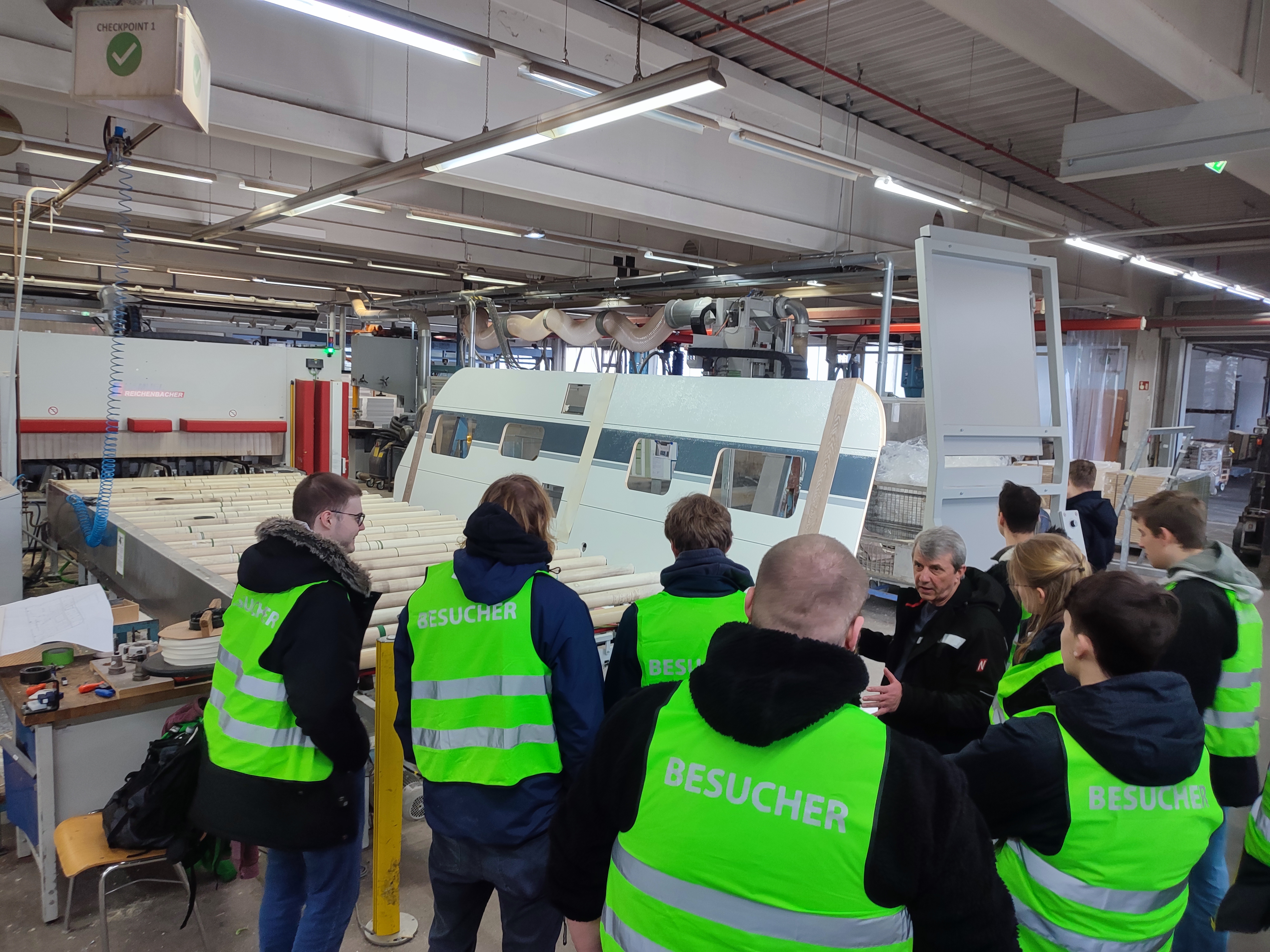 Eine Gruppe in einer Halle