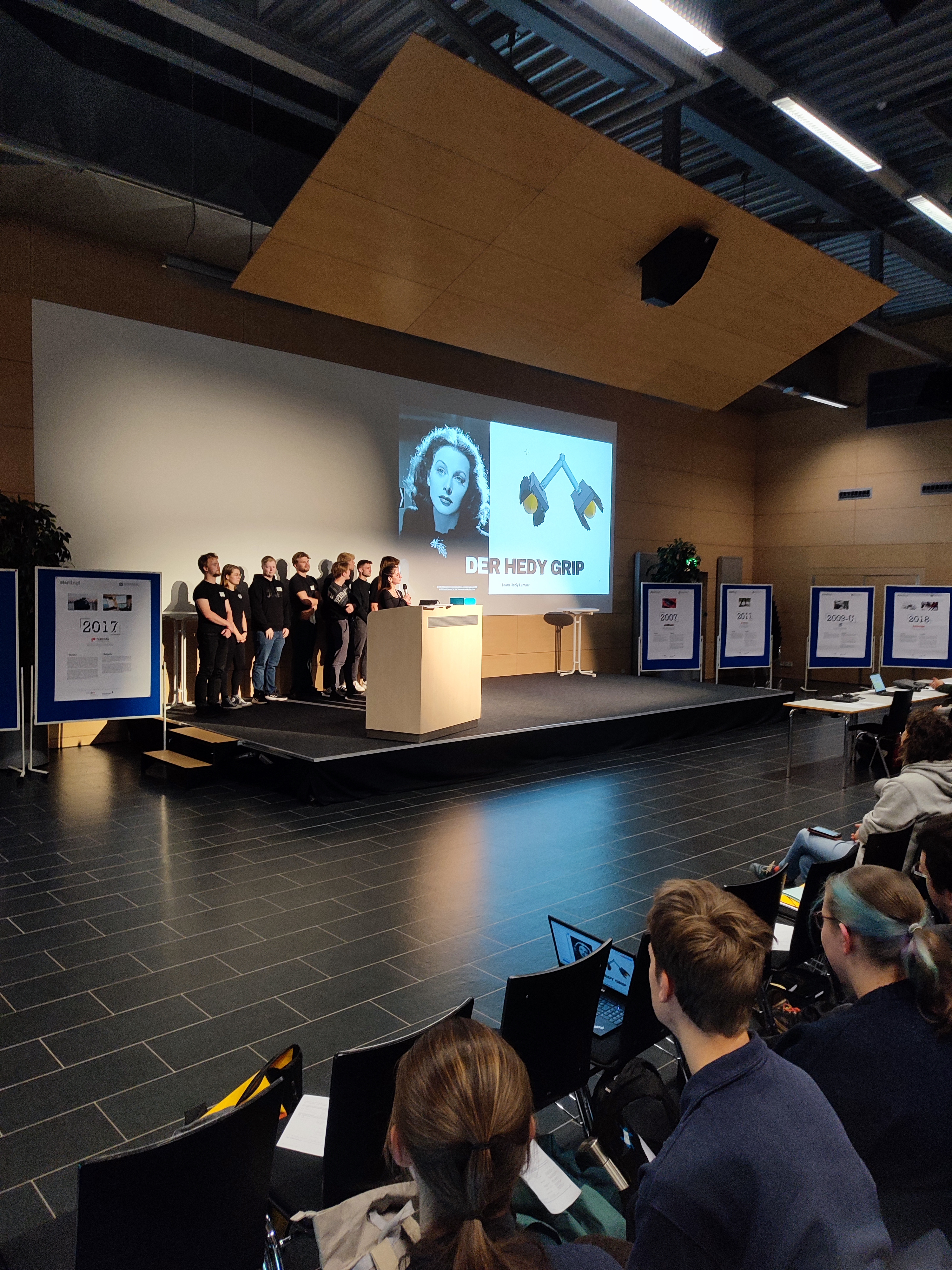 Menschen in einem Saal