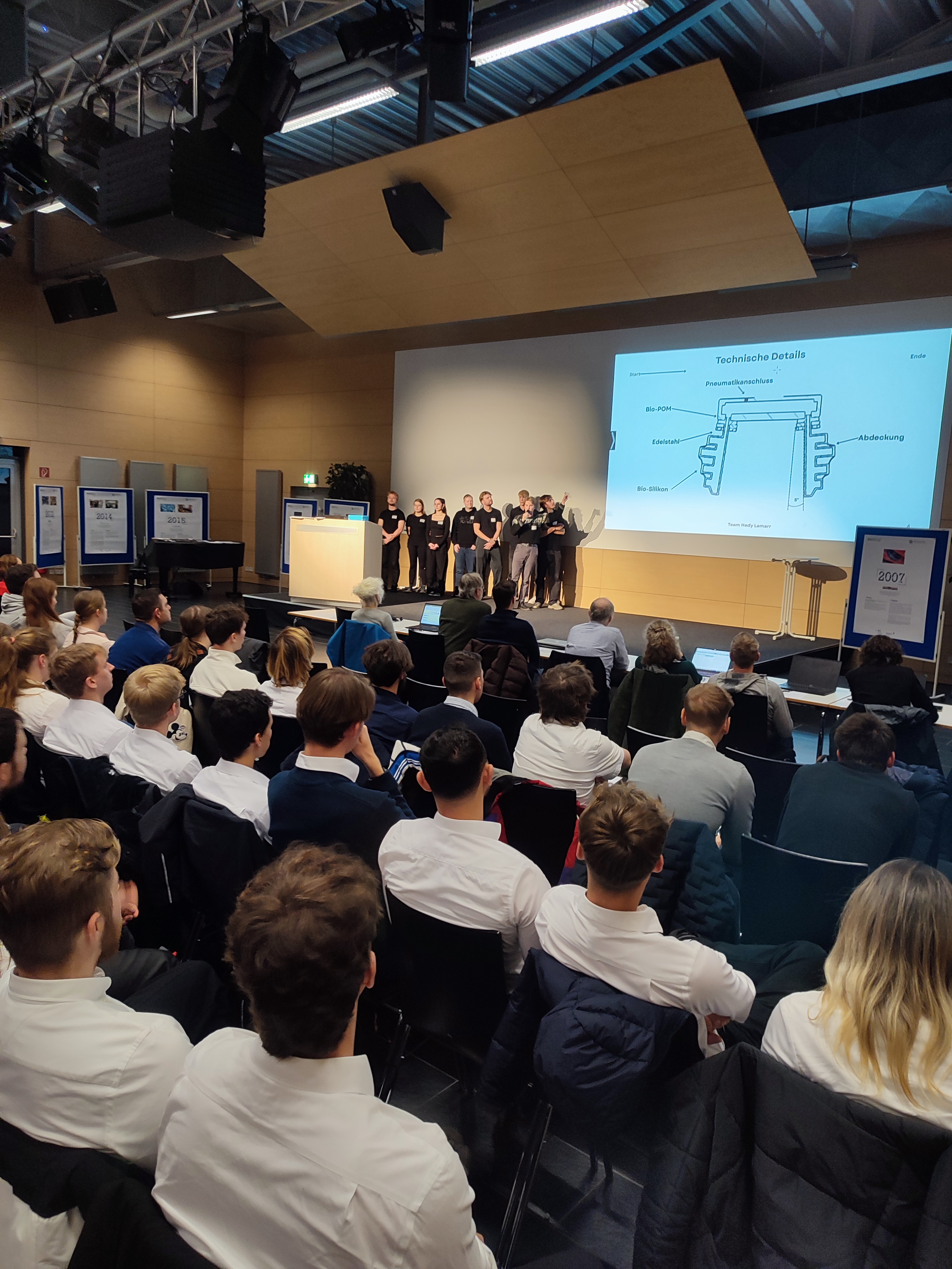 Menschen in einem Saal