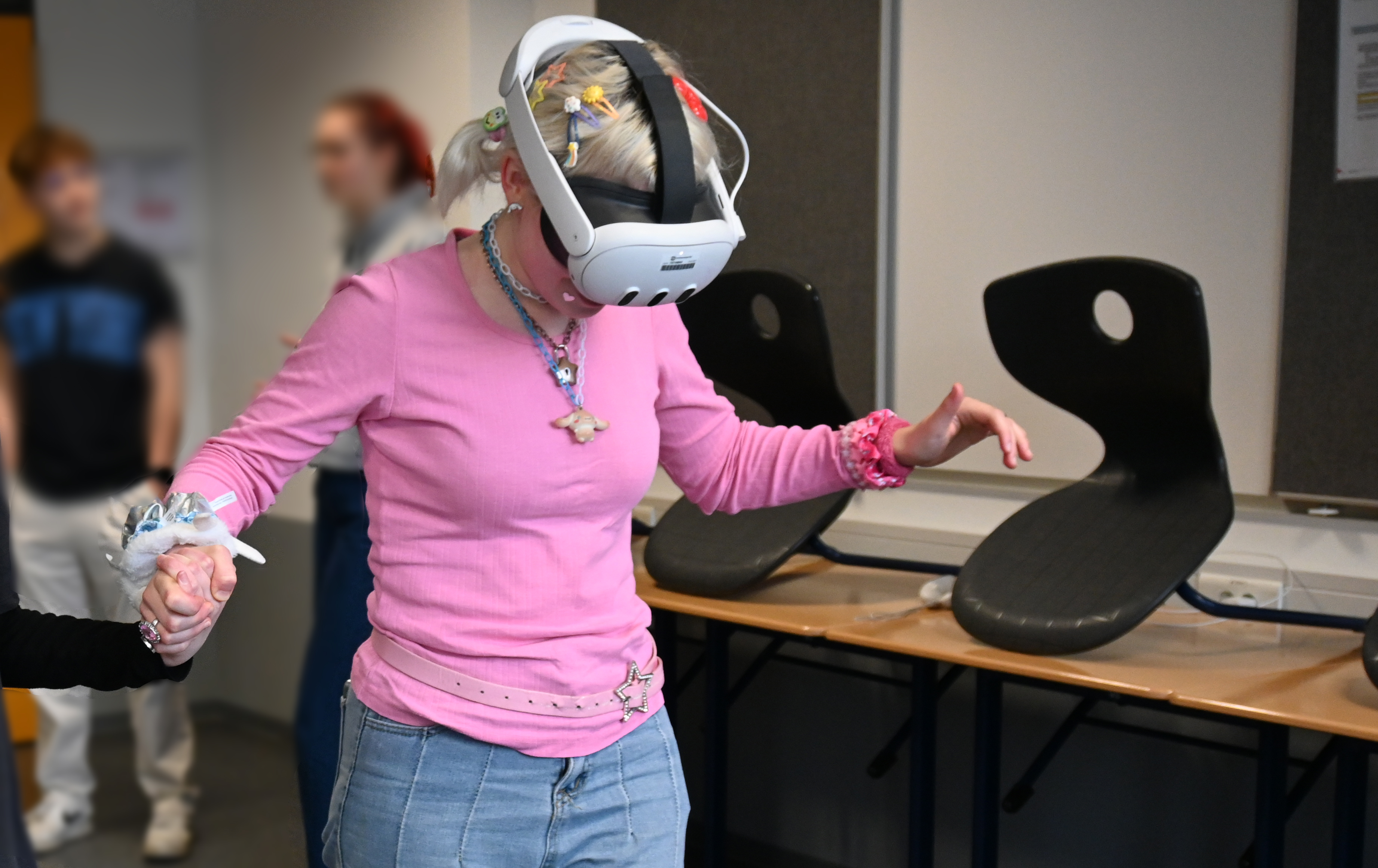 Mädchen mit VR-Brille