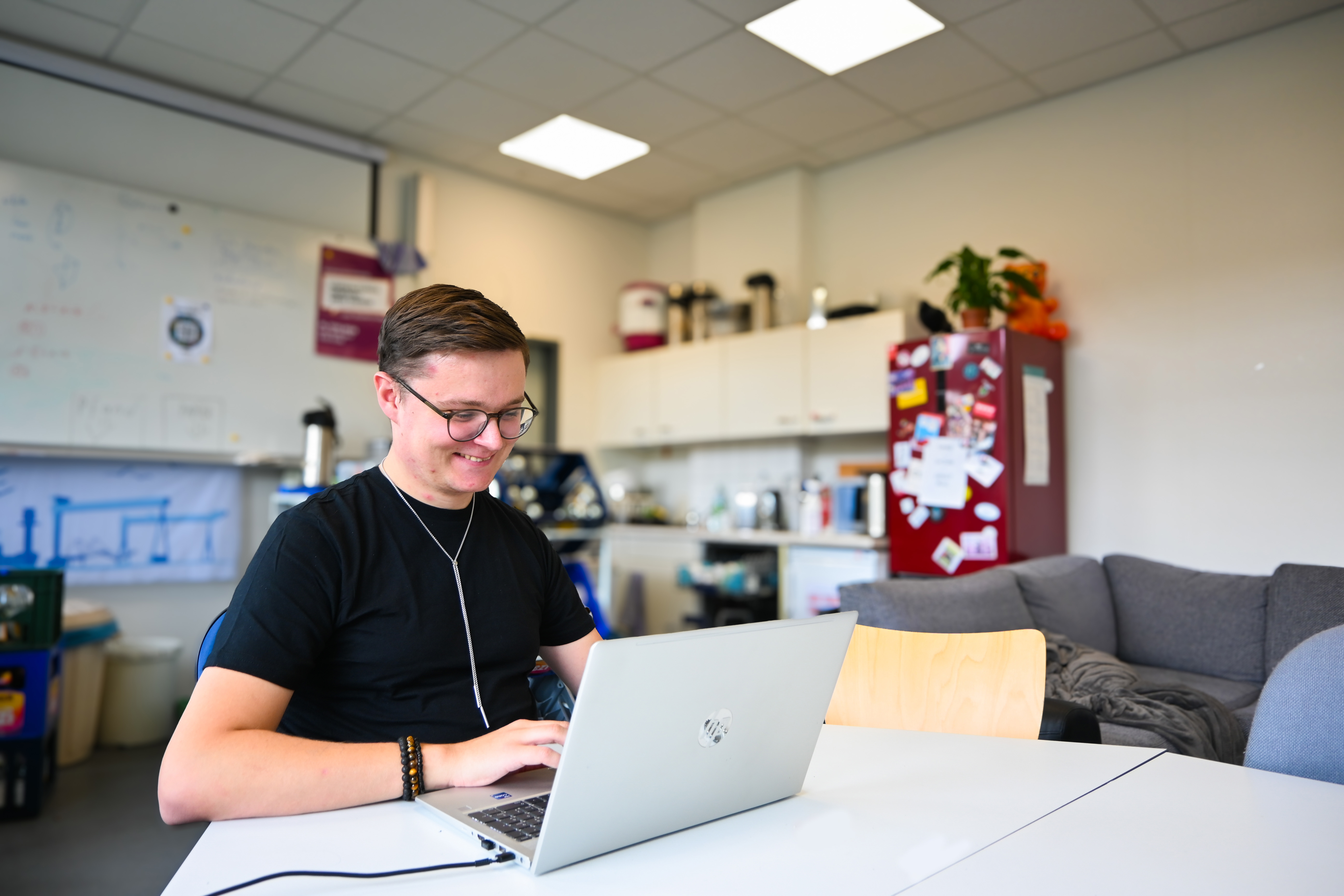 Siegert sitz an einem Laptop.